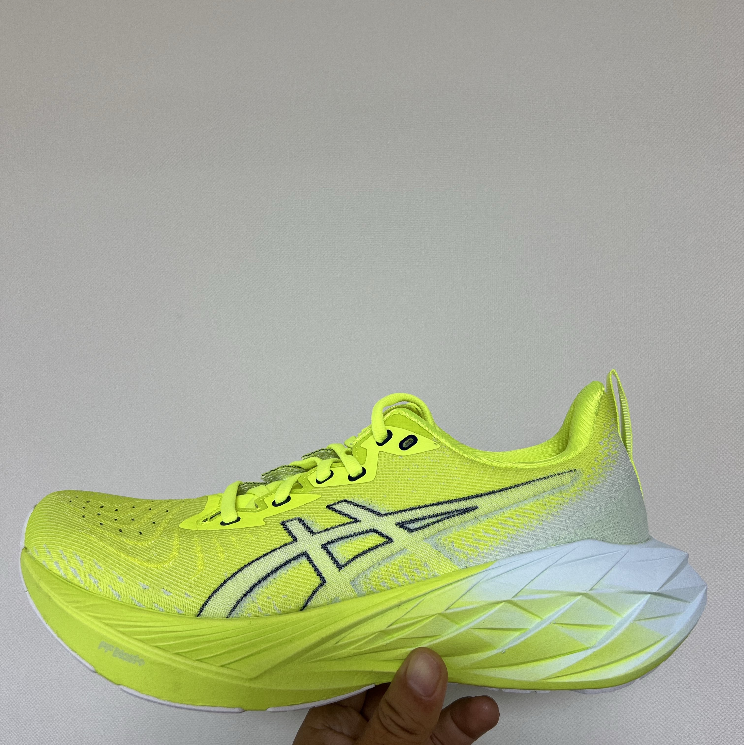 Asics Novablast 4 Safety Yellow Cool Grey 착용 스타일 - 1