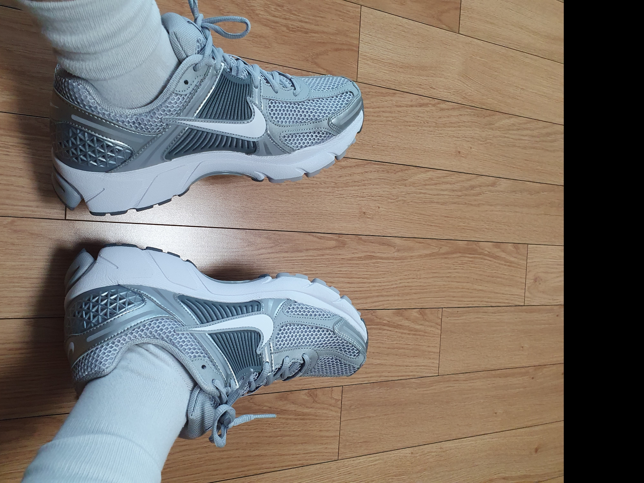 Nike Zoom Vomero 5 Wolf Grey White 착용 스타일 - 1