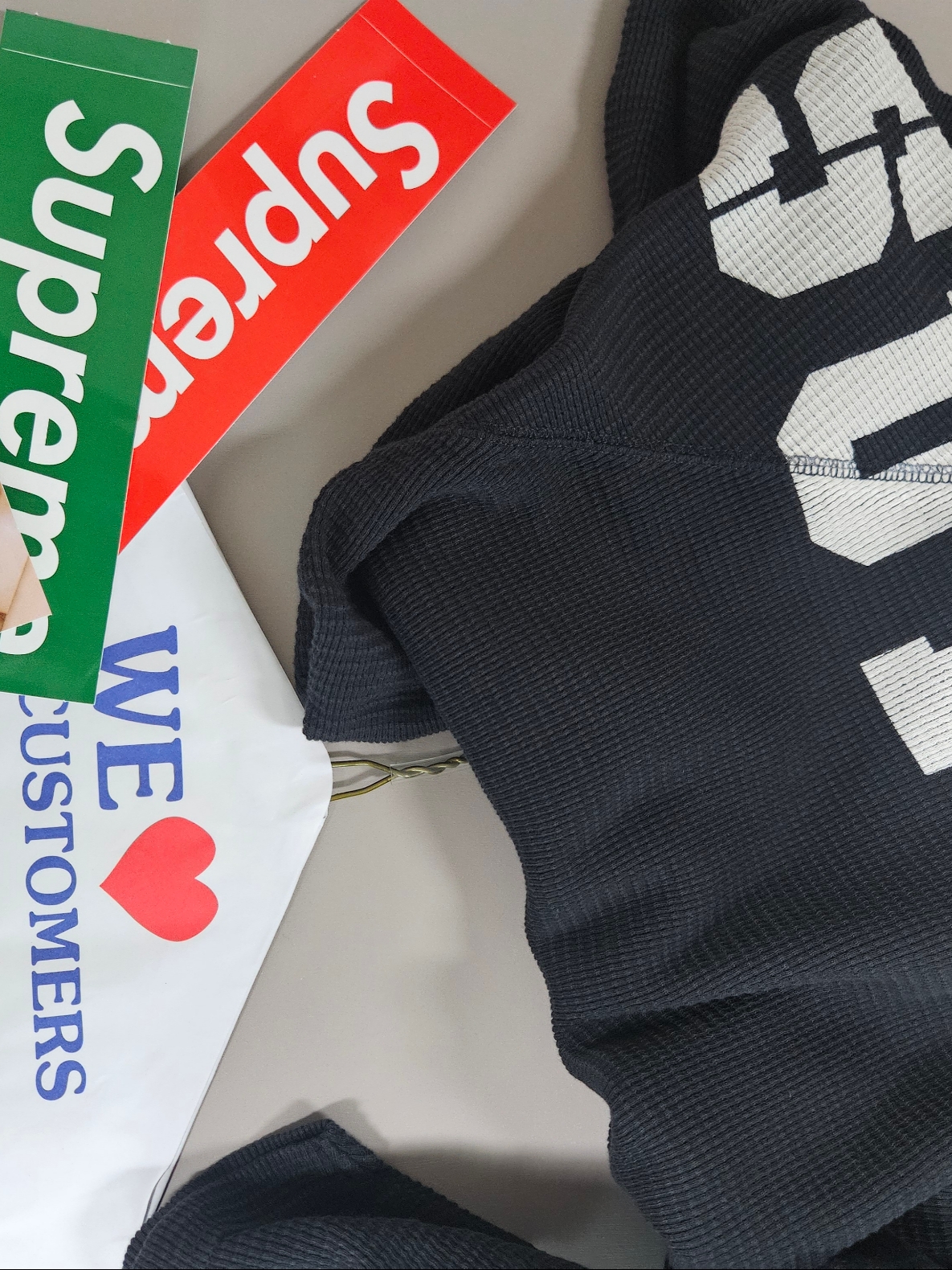 Supreme Stencil Thermal S/S Top Black - 24FW 착용 스타일 - 3