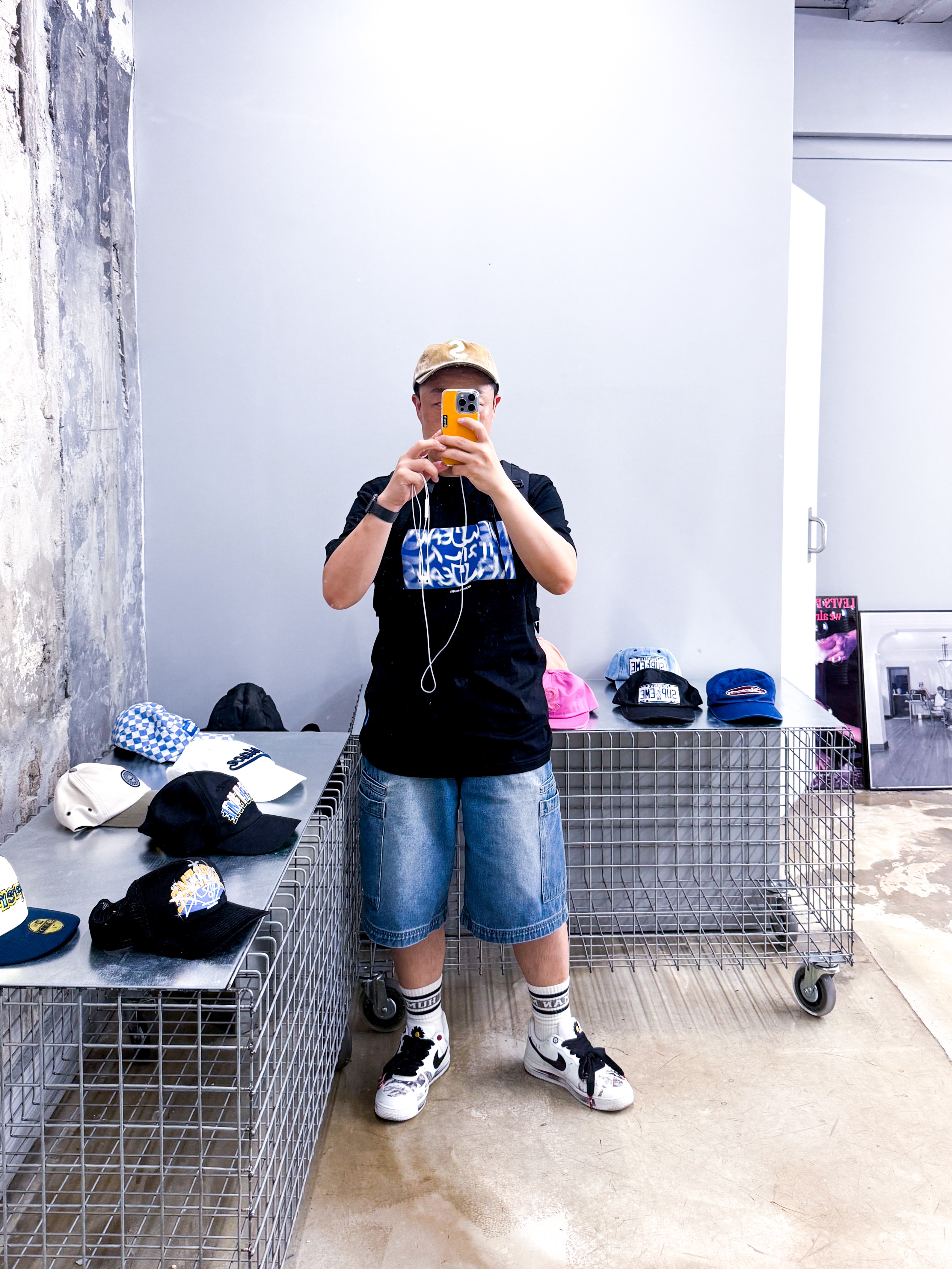 Nike x Peaceminusone Air Force 1 Low Para-Noise 2.0, NewJeans x Hiroshi Fujiwara Coller T-Shirt Black Ver. 3 착용 스타일
