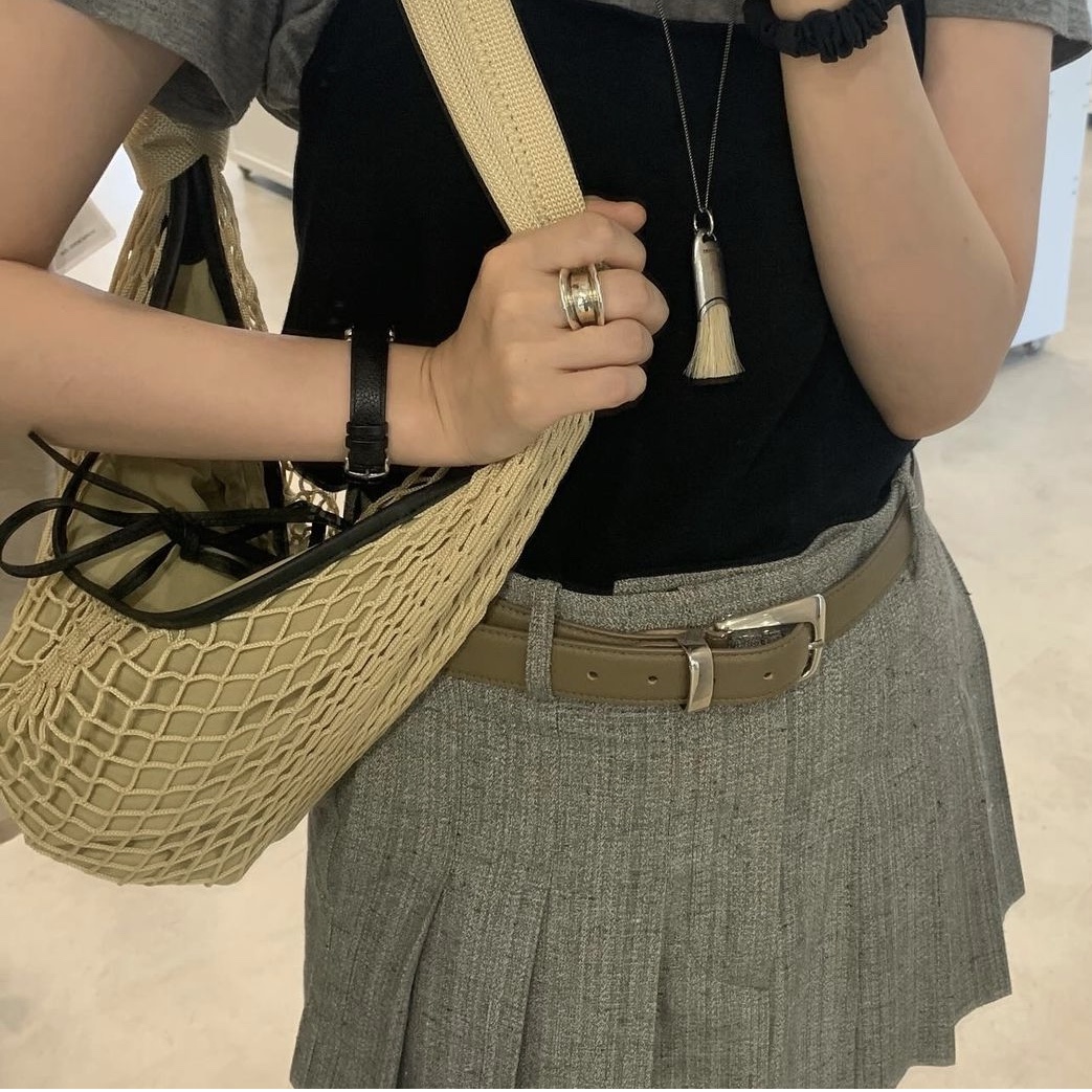 Lemaire Croissant Filt Bag Polyester Net Light Beige 착용 스타일 - 3