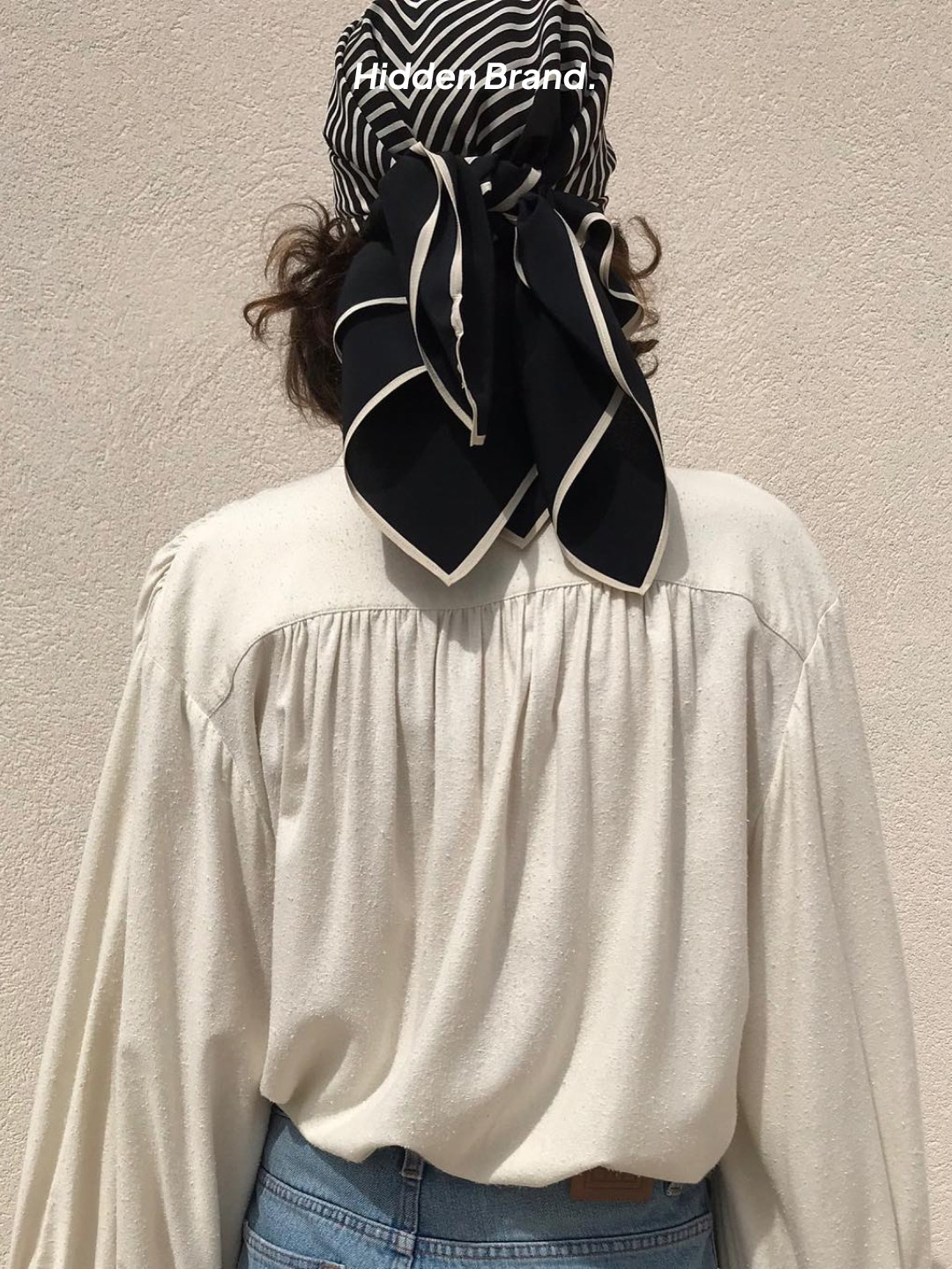 Toteme Centered Monogram Silk Scarf Cream Monogram, Toteme Signature Monogram Silk Blanket Scarf Cream 착용 스타일 - 5