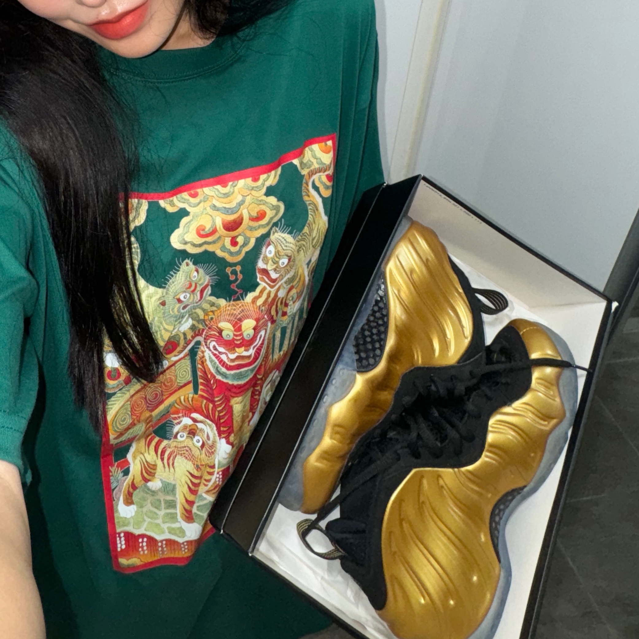 Nike Air Foamposite One Metallic Gold 착용 스타일
