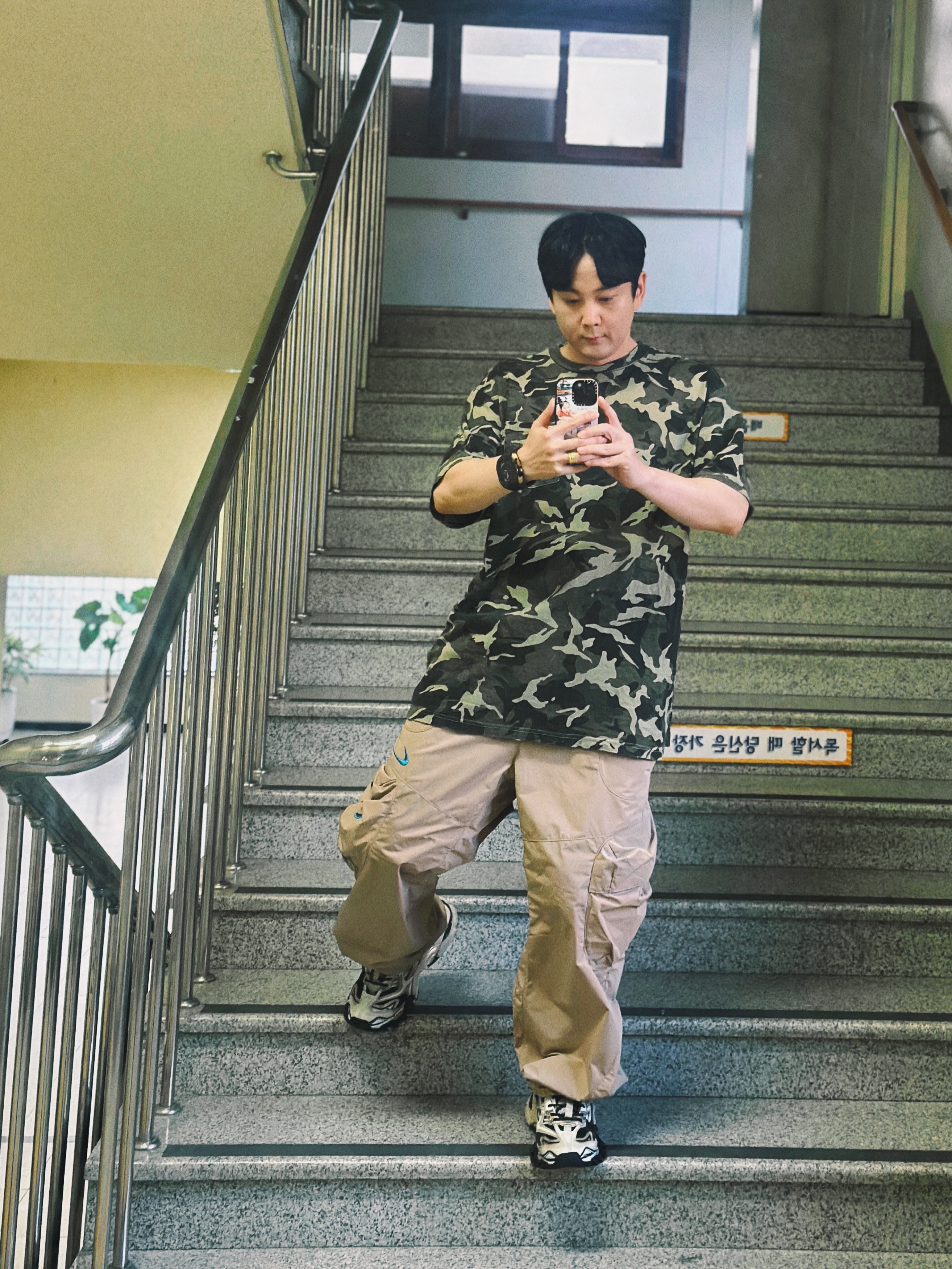Supreme S/S Pocket T-Shirt Olive Camo - 23SS, Nike x Off-White NRG Track Suit Khaki - Asia 착용 스타일
