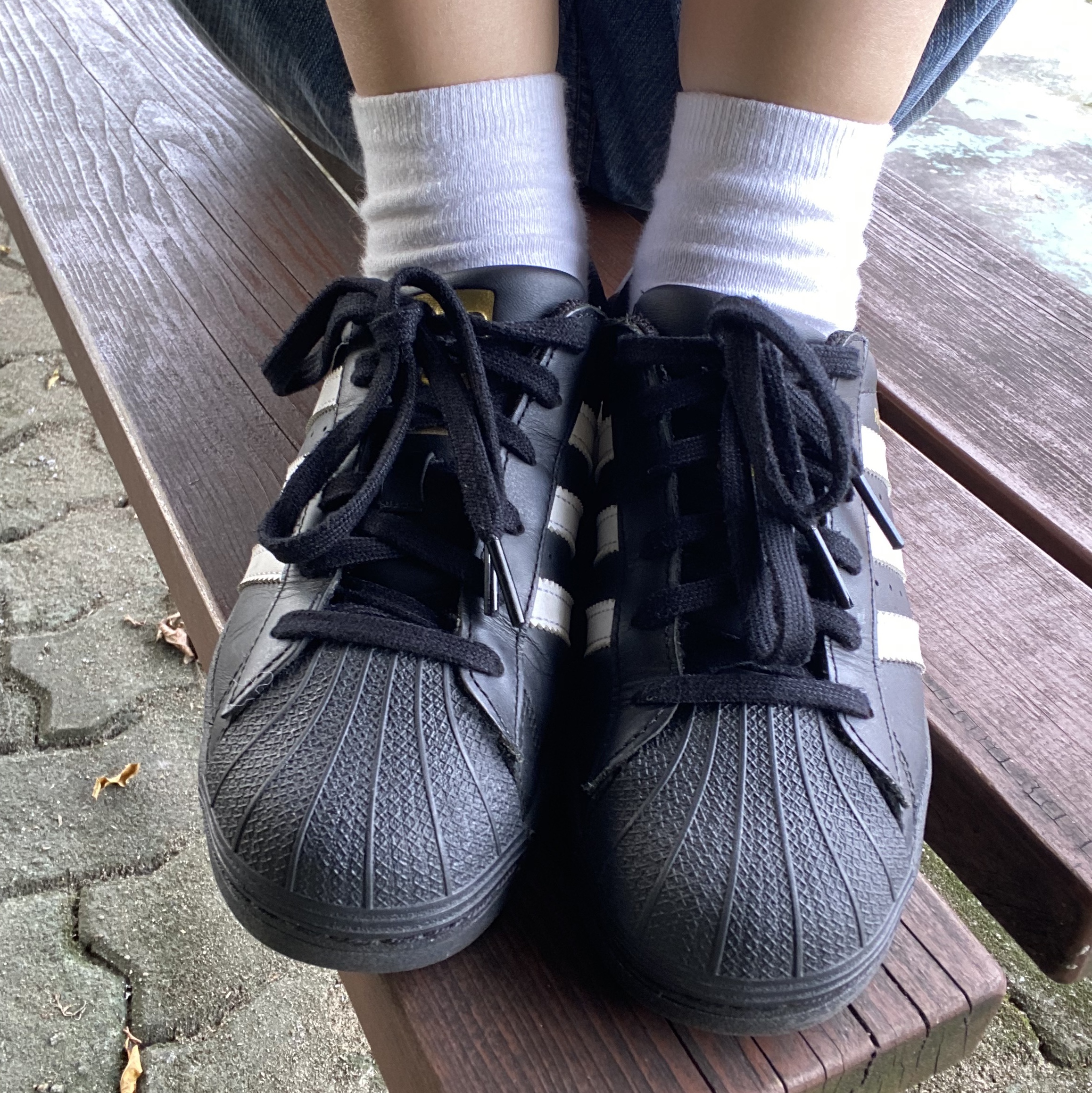 Adidas Superstar Core Black White 착용 스타일 - 2