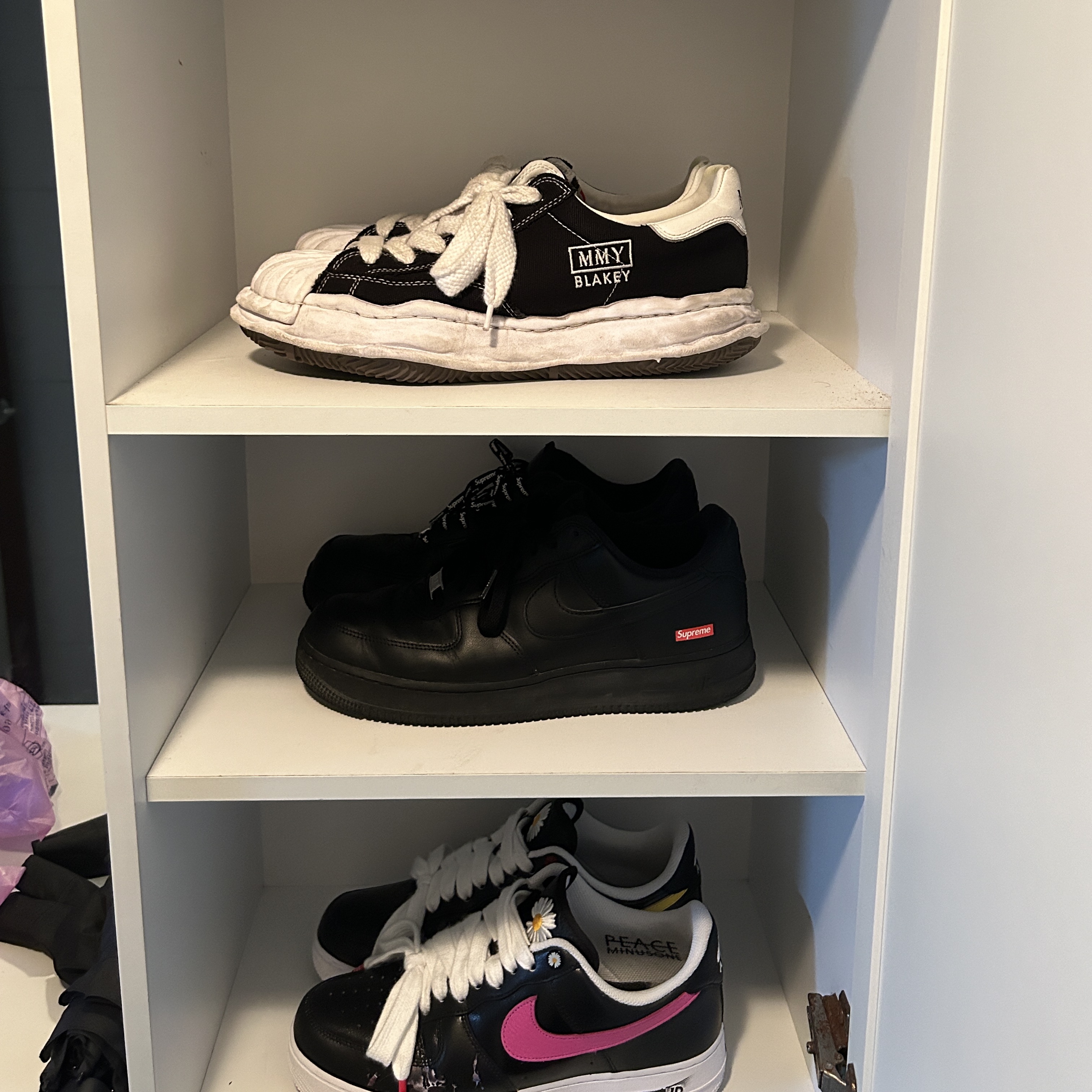 Balenciaga Triple S Sneakers Black, Maison Mihara Yasuhiro Blakey OG Sole Canvas Low-top Sneakers Black White 착용 스타일 - 1