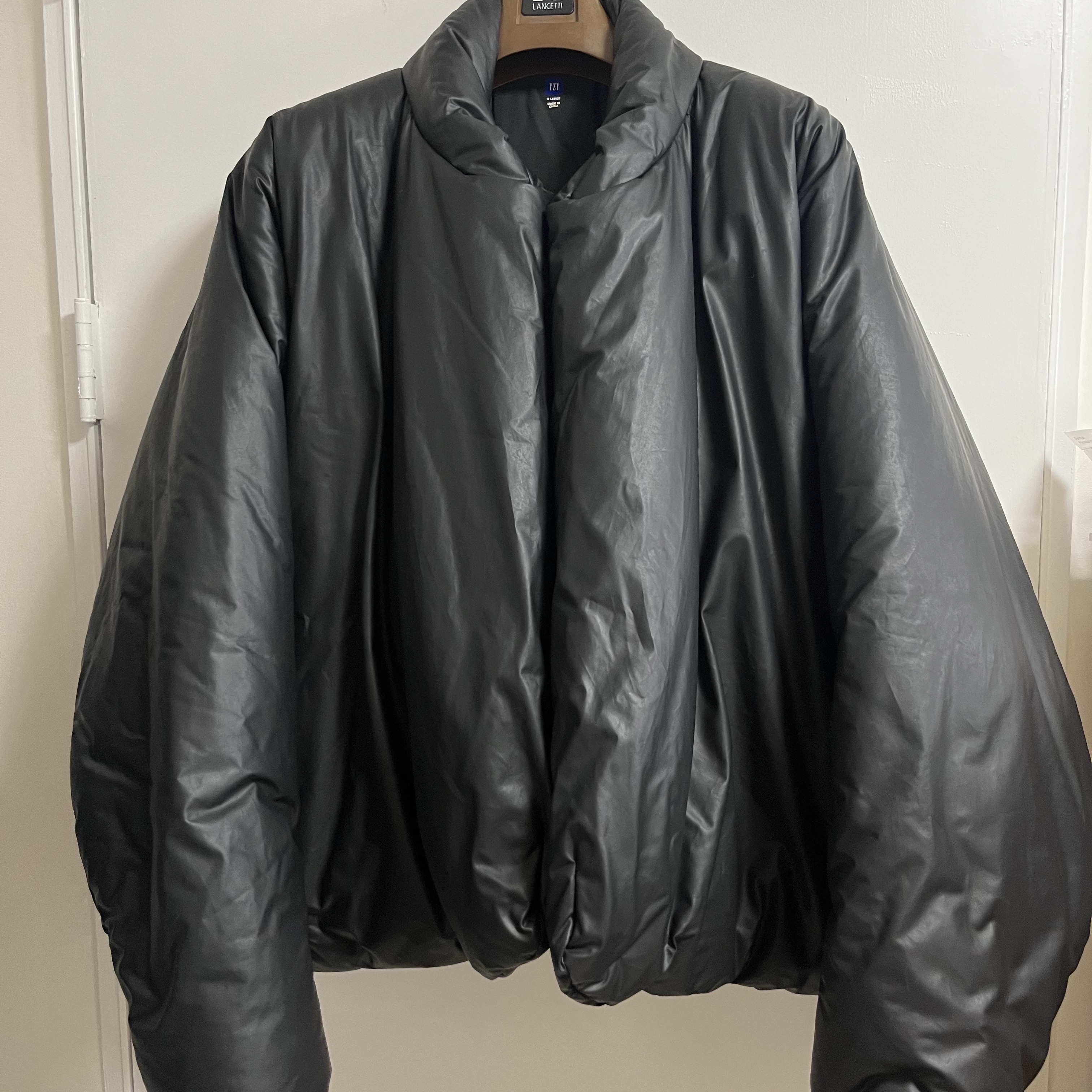 Yeezy Gap Round Jacket Black 착용 스타일
