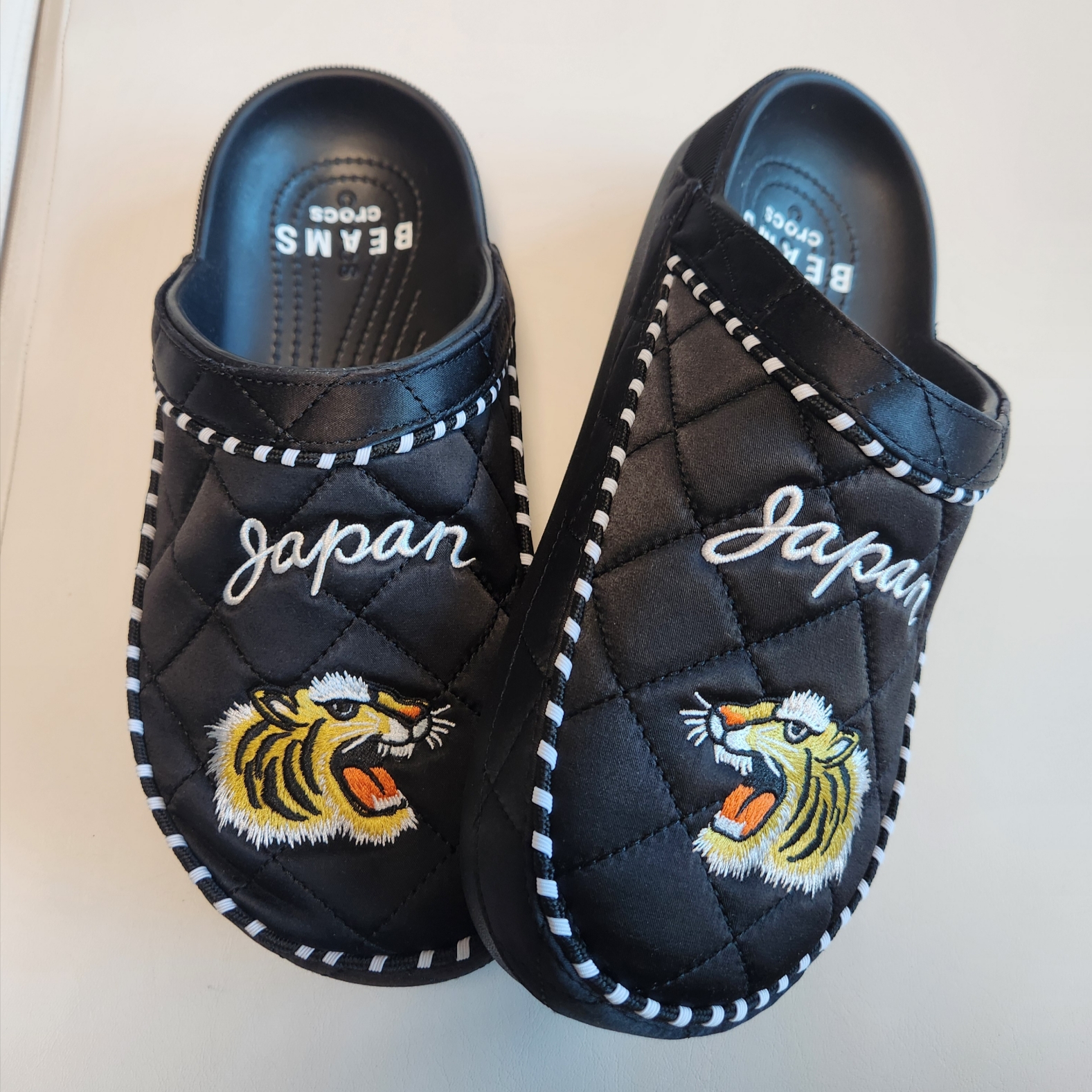 Crocs x Beams Dylan Clog Black White 착용 스타일 - 2