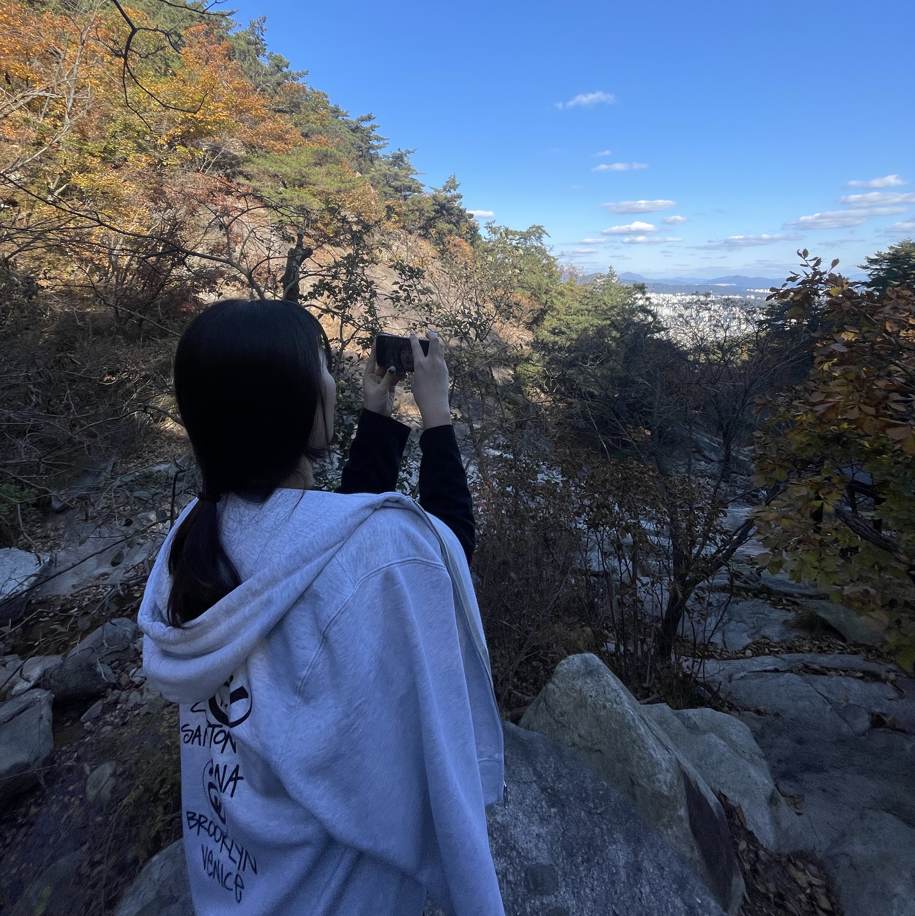 Stussy World Tour Zip Hoodie Ash Heather 2021 착용 스타일 - 1