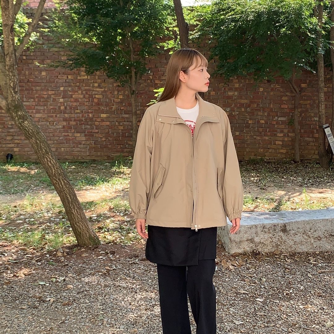 Siyazu SIOT4110 High Neck Windbreaker Beige 착용 스타일 - 2