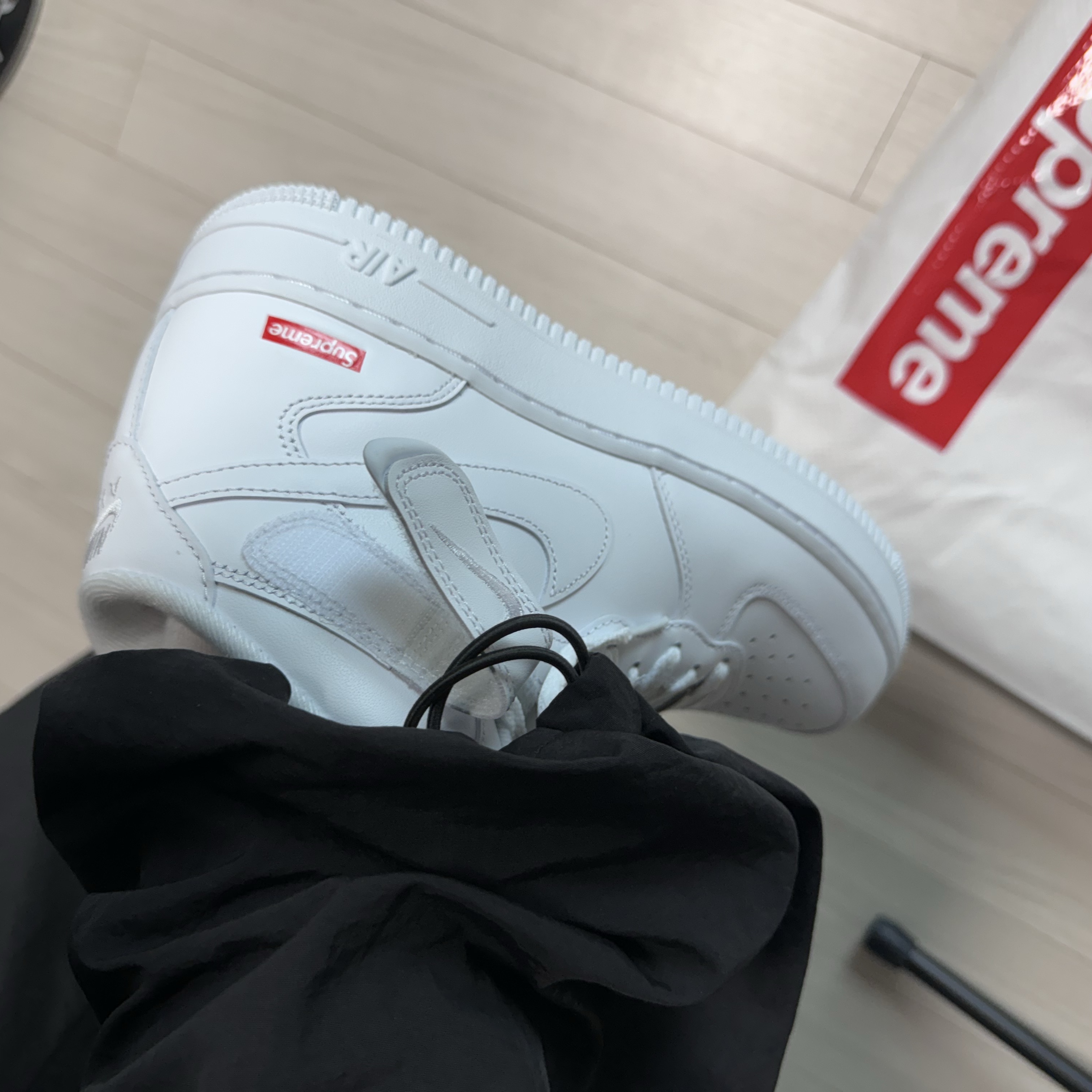 Nike x Supreme Air Force 1 Mid White 착용 스타일