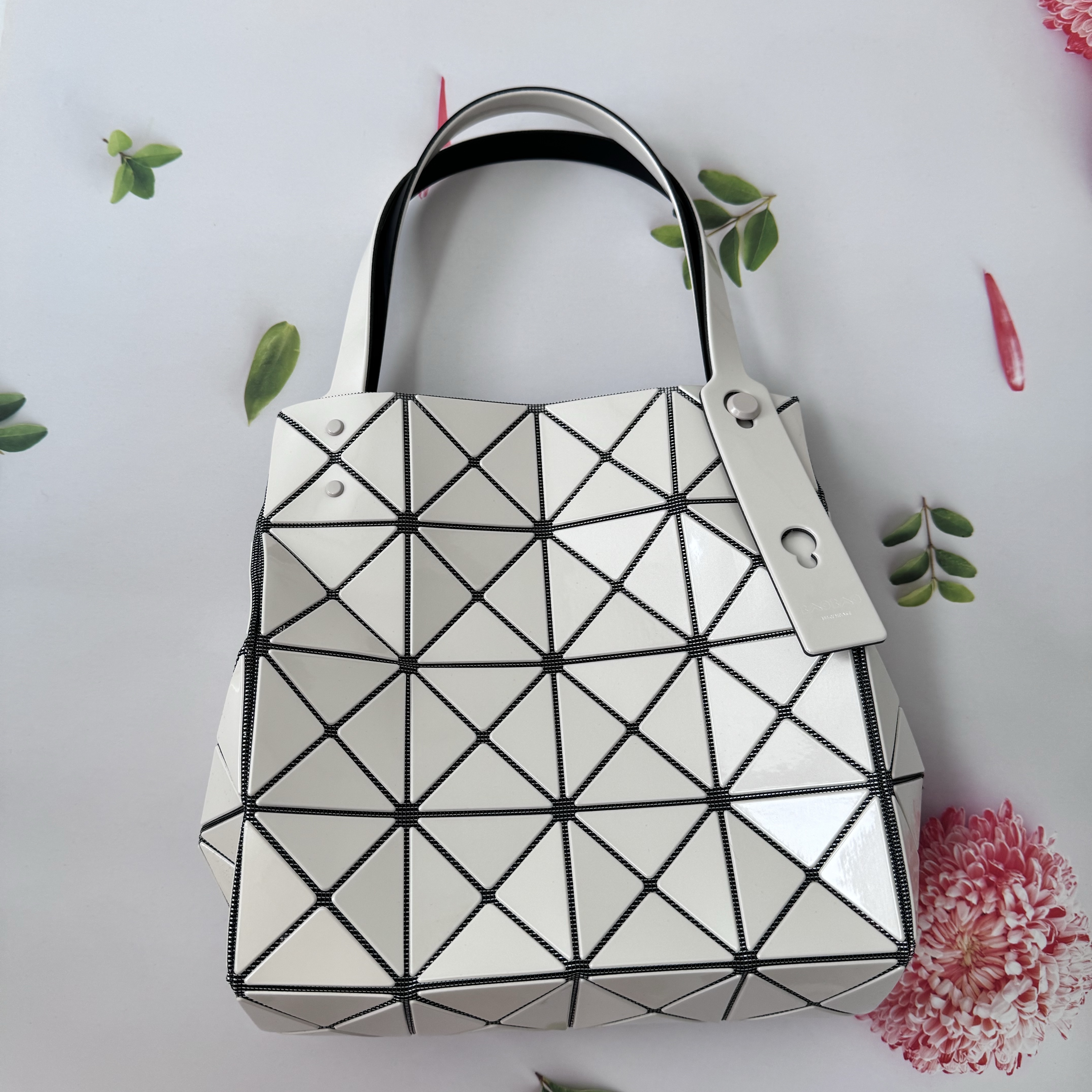 Bao Bao Issey Miyake Carat Handbag White 착용 스타일 - 1