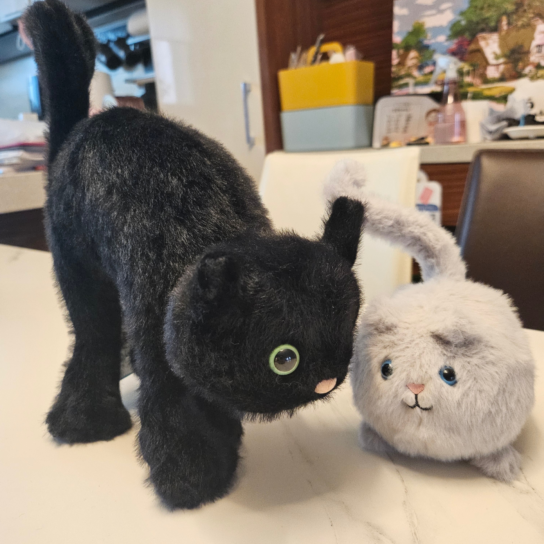 Jellycat Kitten Caboodle Cream, Jellycat Spookipaws Cat Black 착용 스타일