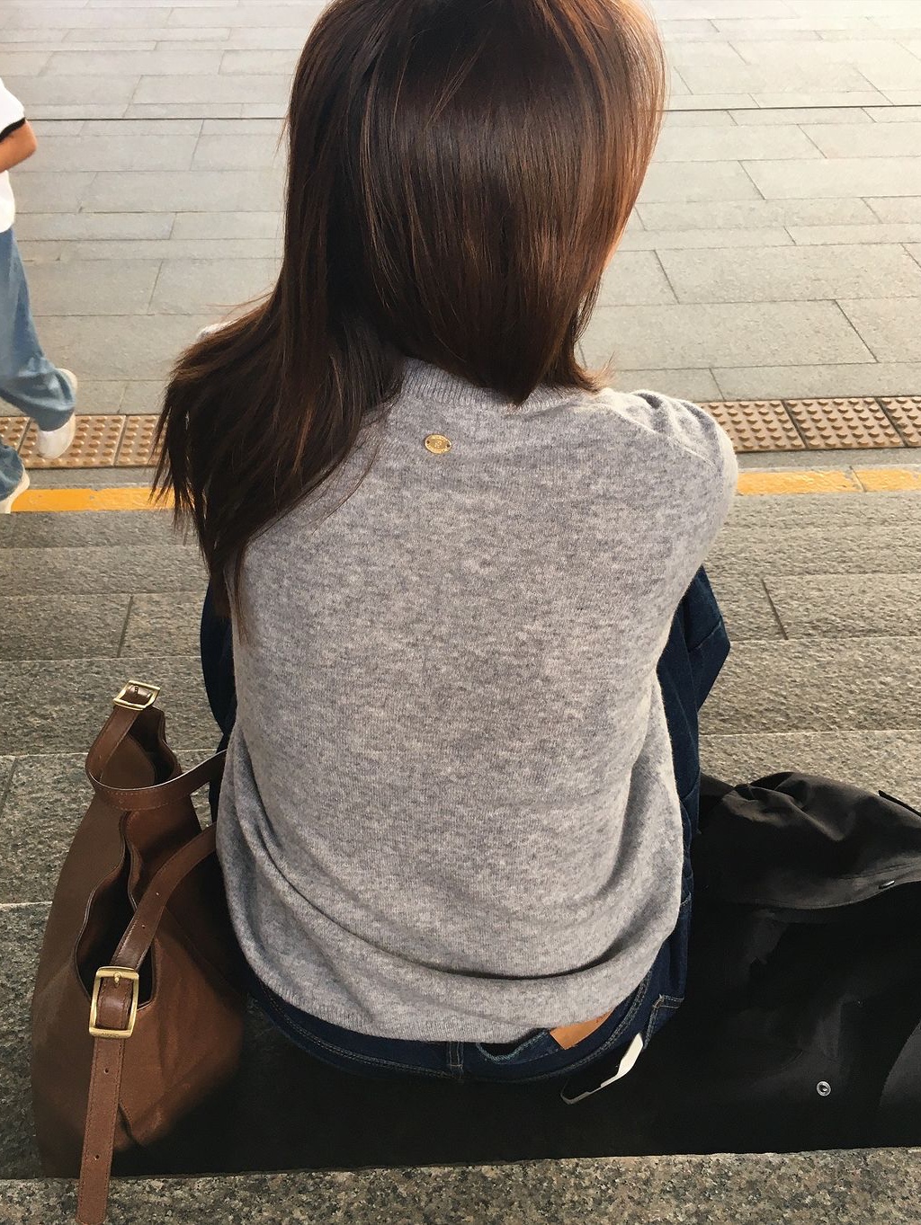 [예약 배송] Siyazu SIKN2124 V-neck Single Knit Gray 착용 스타일 - 1