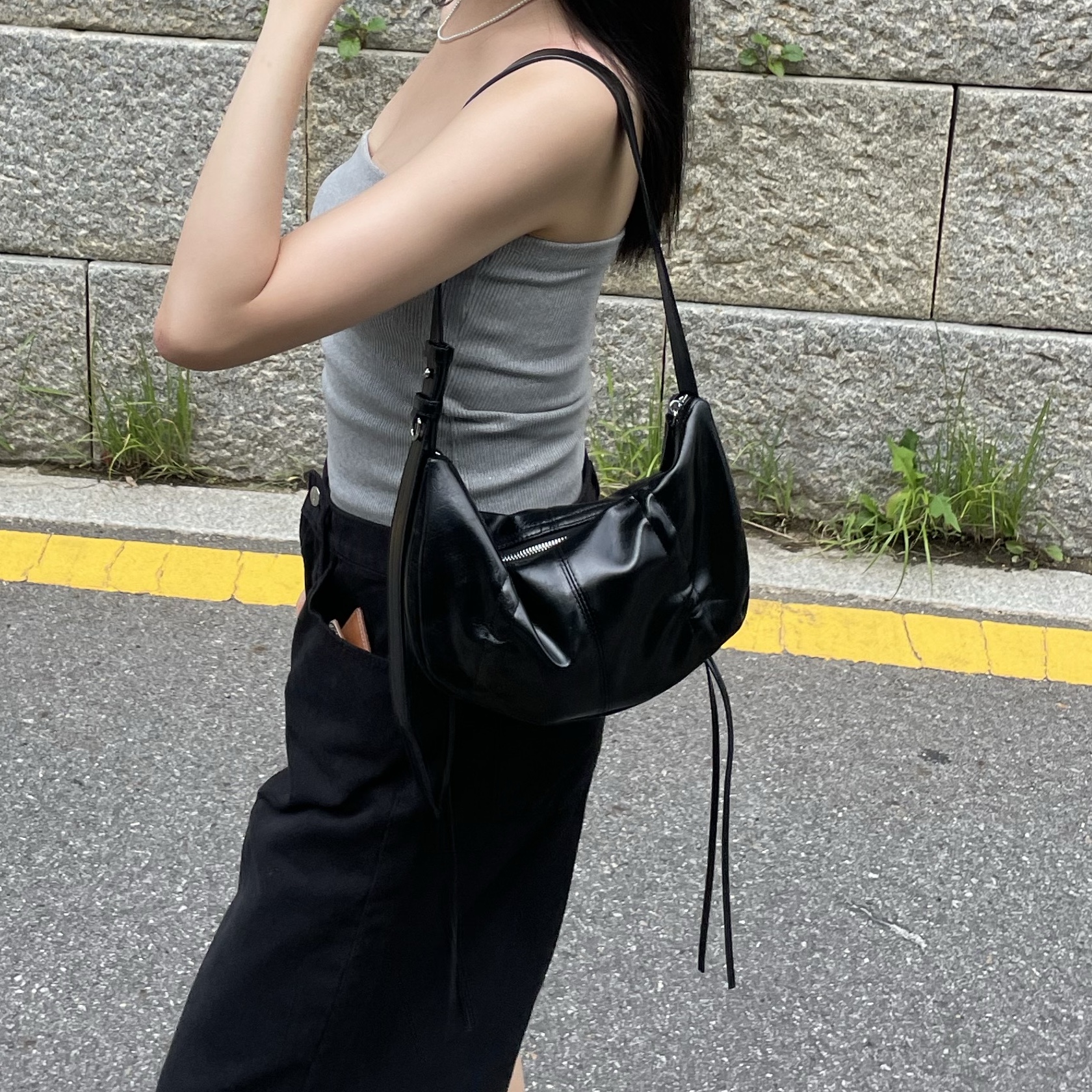 Matin Kim Half Shirring Ribbon Round Bag Black 착용 스타일 - 5