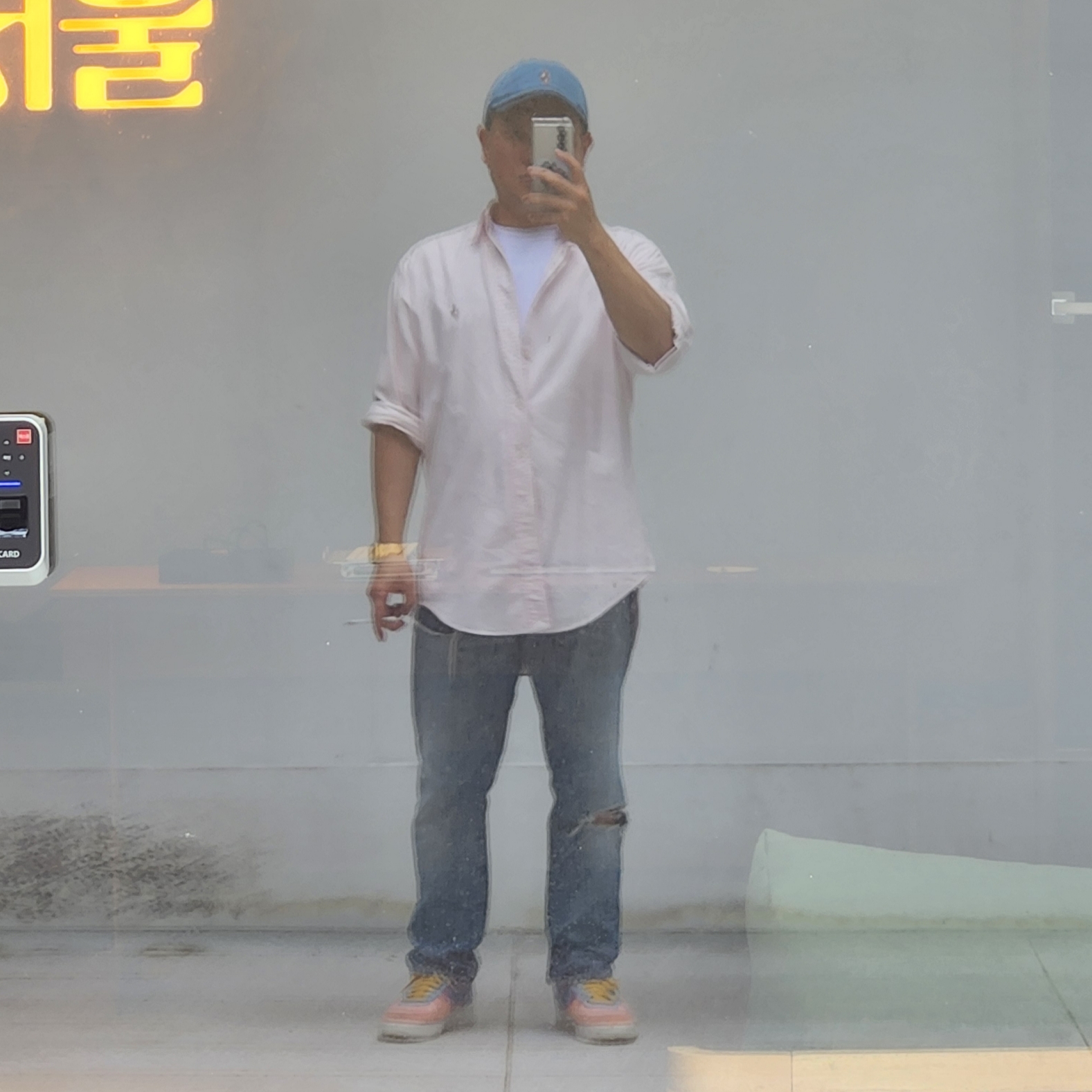 Casio A-168WG-9W, Nike Air Force 1 '07 LV8 Next Nature Sun Club 착용 스타일