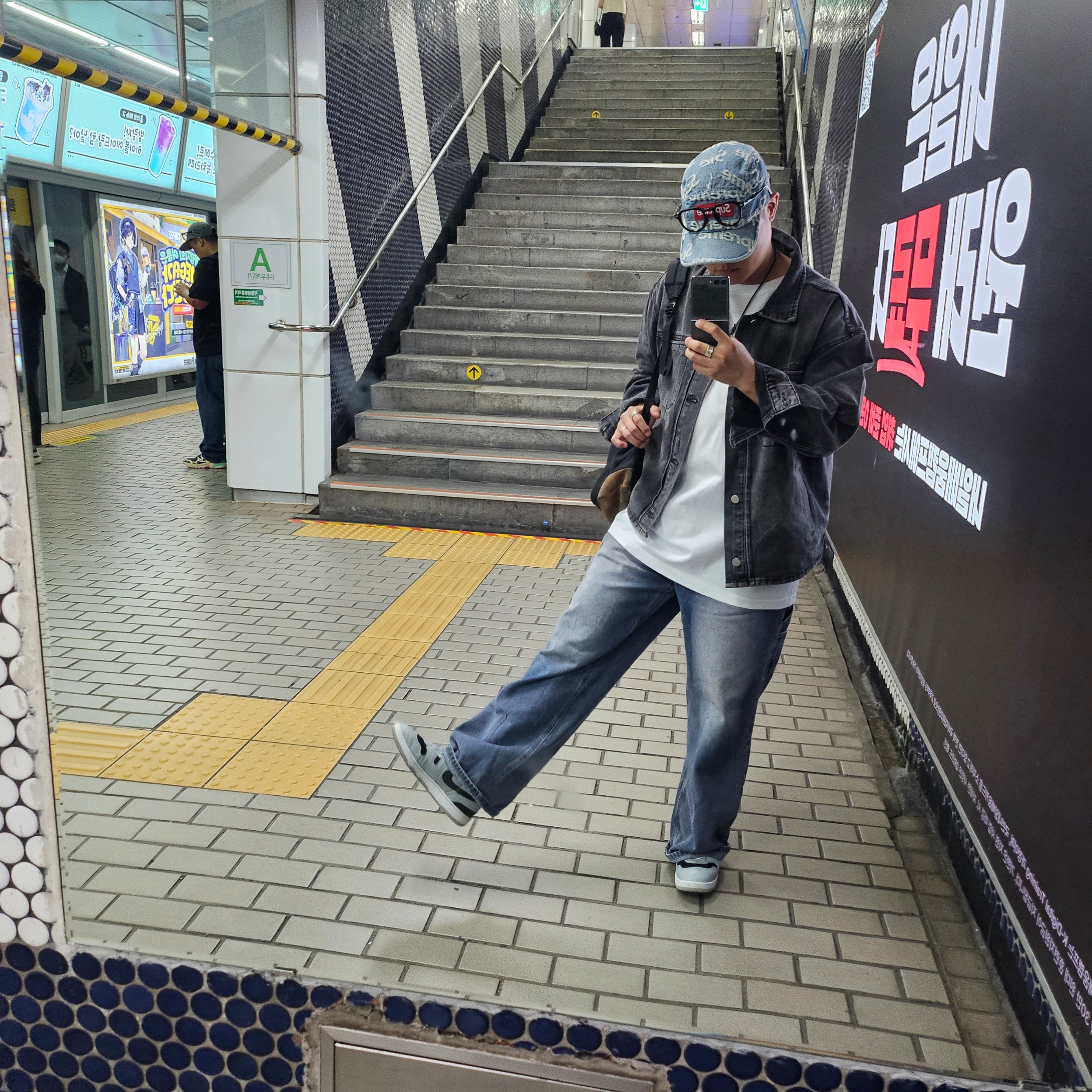 Nike x Travis Scott Mac Attack SP Light Smoke Grey, Supreme Frayed Logos Denim Camp Cap Blue - 21SS 착용 스타일 - 4