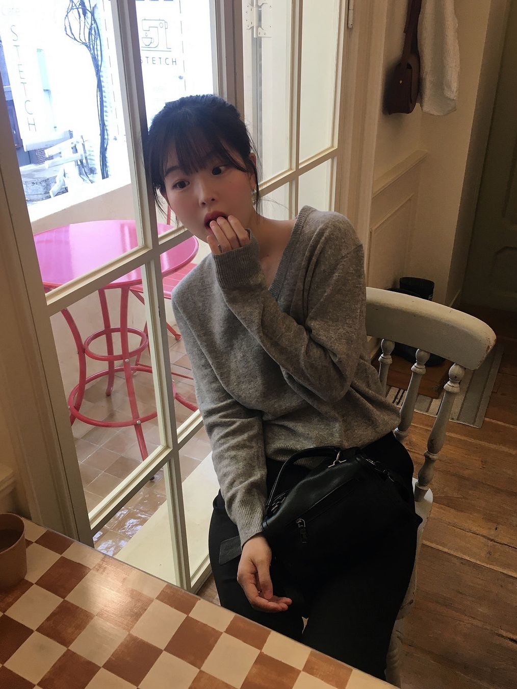[예약 배송] Siyazu SIKN2124 V-neck Single Knit Gray 착용 스타일 - 2