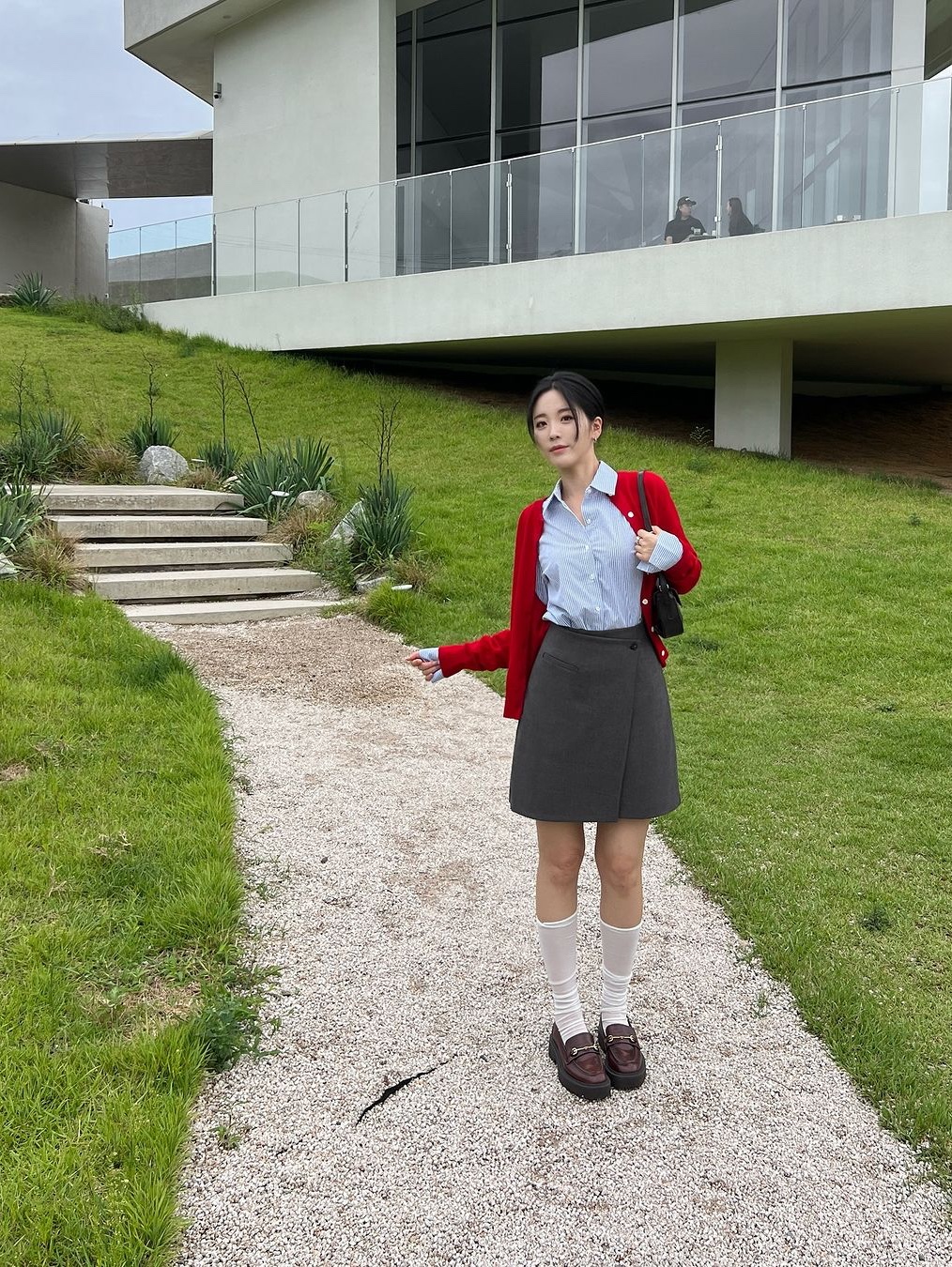 Siyazu SIKN2126 Merino Wool Minimal Cardigan Red 착용 스타일 - 2