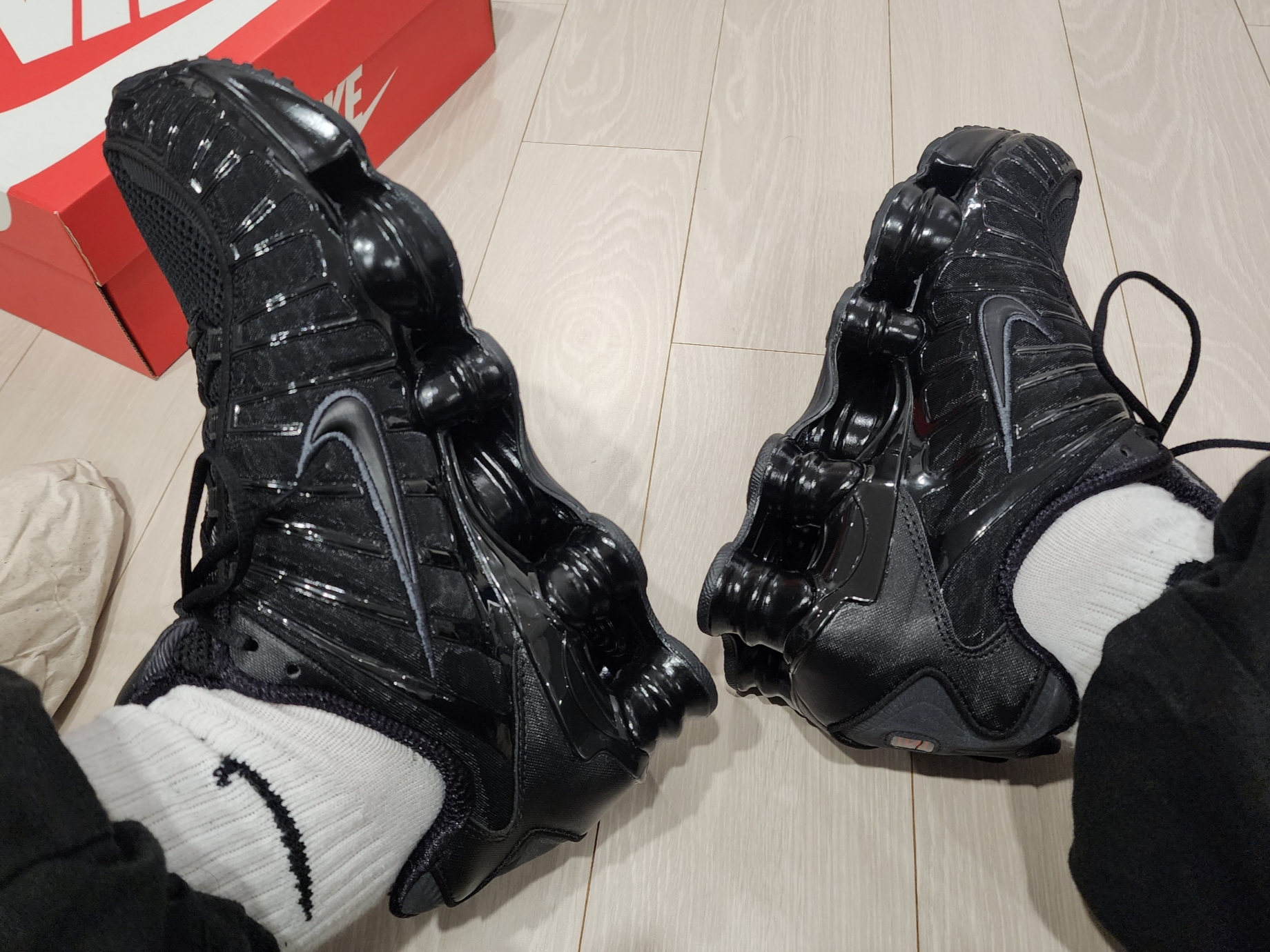 (W) Nike Shox TL Black and Max Orange 착용 스타일 - 2