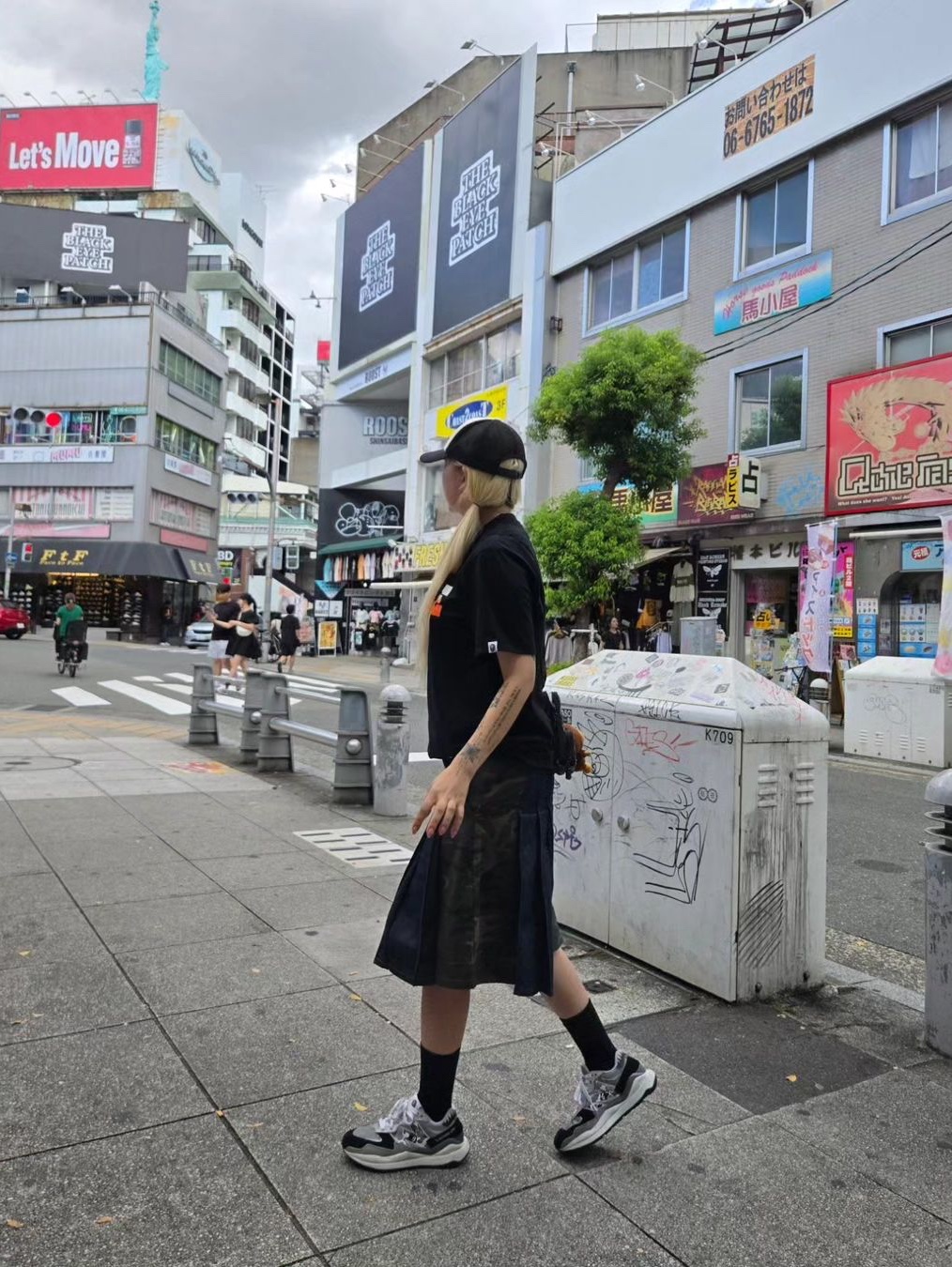 [KREAM 단독] ADSB Andersson Bell Women Marta Half Pleats Cargo Skirts Indigo 착용 스타일 - 2