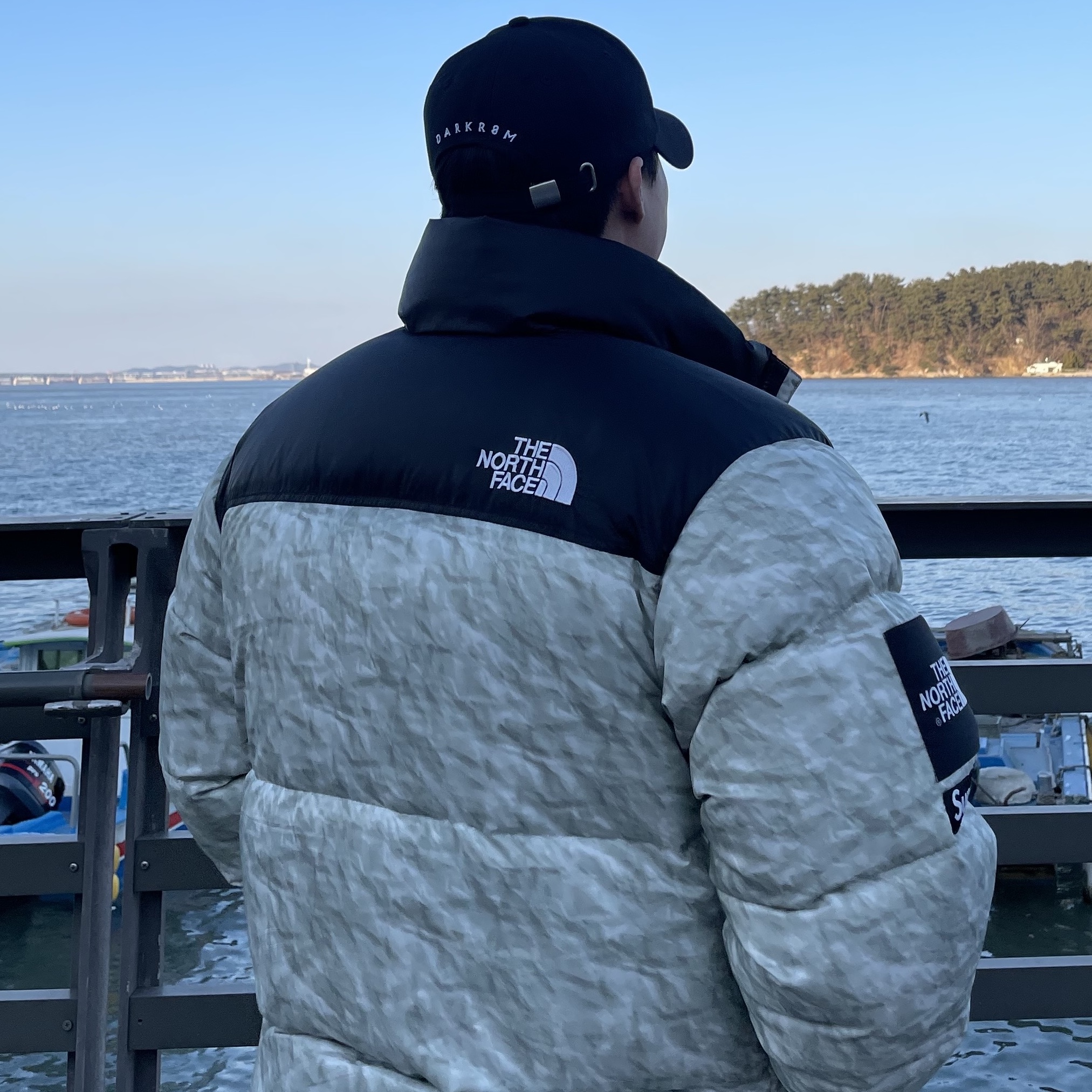 Supreme x The North Face Paper Print Nuptse Jacket - 19FW, Darkr8m Studio White Logo Cap 착용 스타일