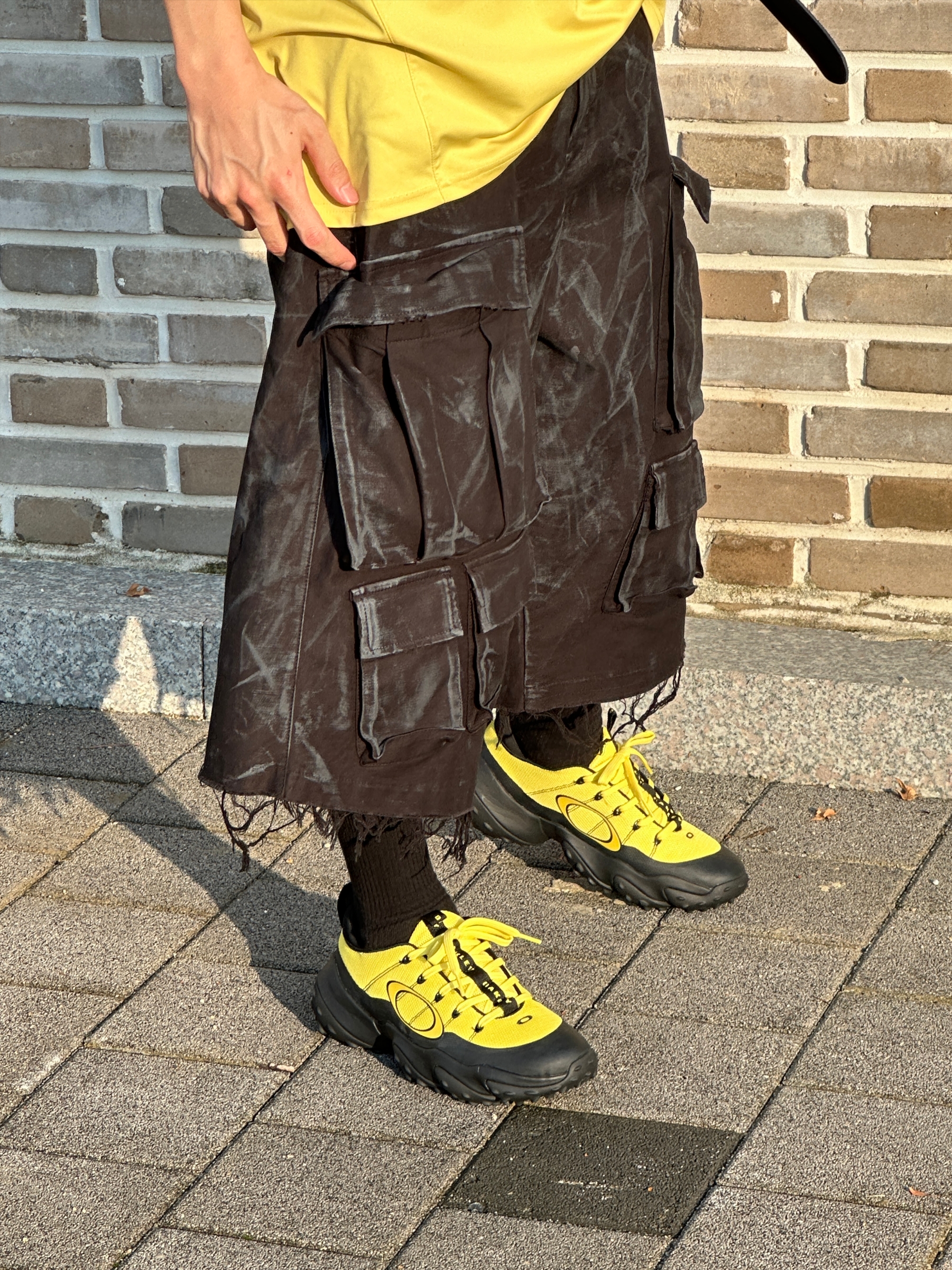 Project G/R Oversized Football Jersey Yellow, Nos Couleurs Distressed Cargo Shorts Black 착용 스타일 - 2