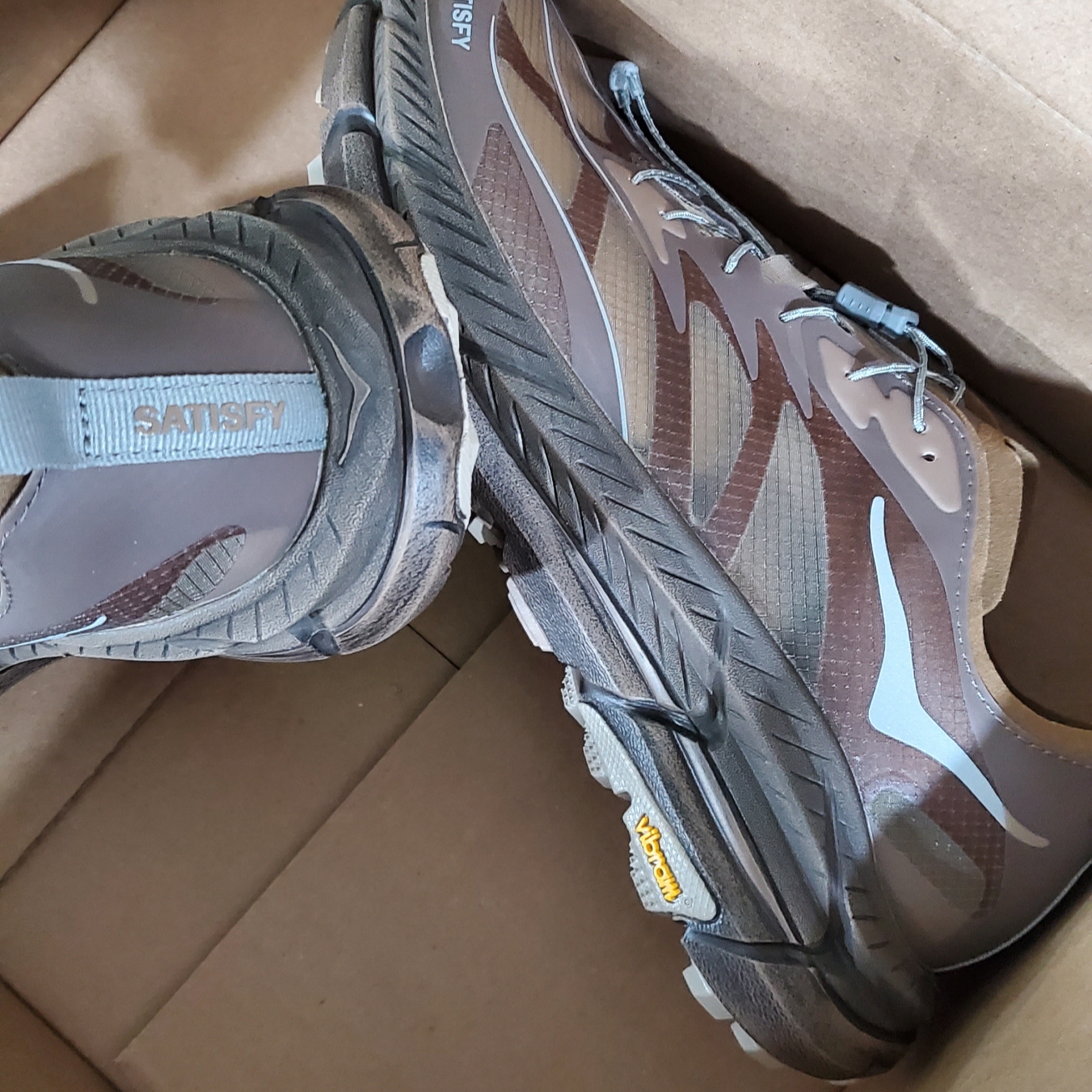 Hoka x Satisfy Mafate Speed 4 Lite Rubber 착용 스타일 - 1
