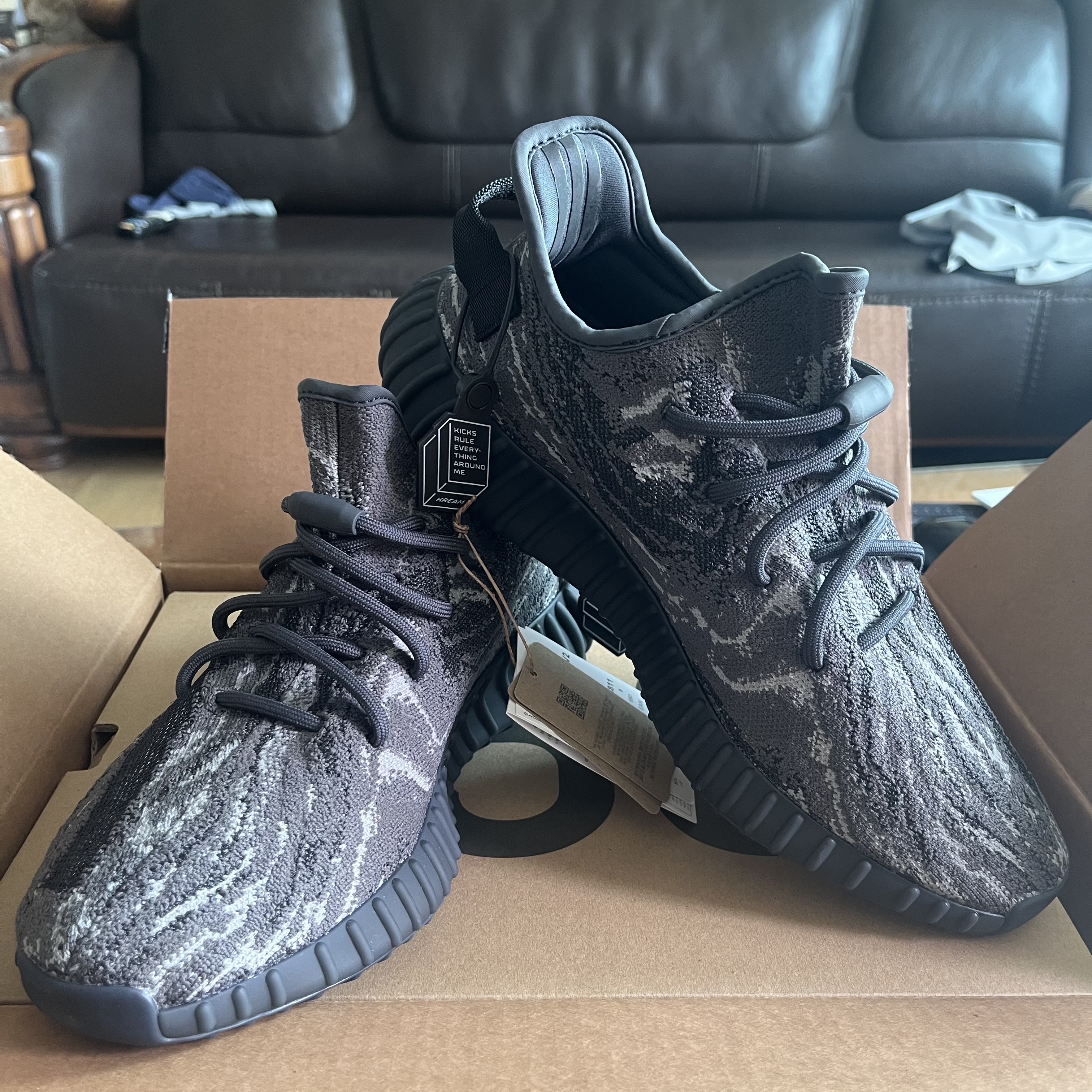 Adidas Yeezy Boost 350 V2 MX Dark Salt 착용 스타일
