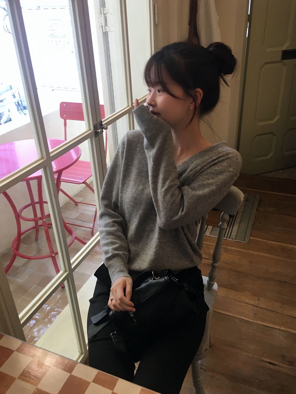 [예약 배송] Siyazu SIKN2124 V-neck Single Knit Gray 착용 스타일 - 1