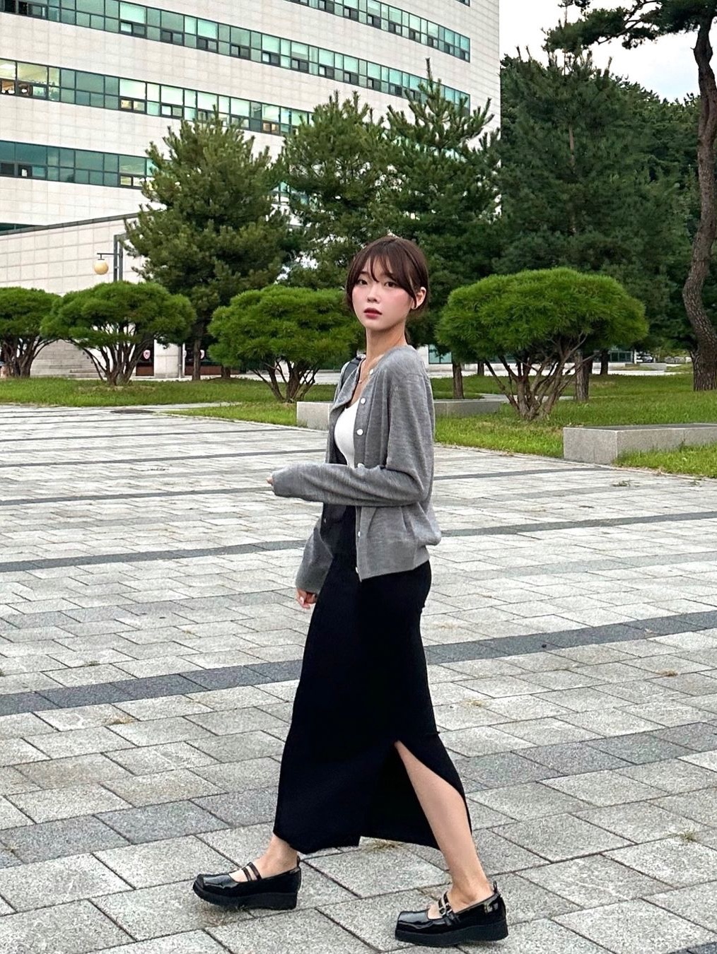 Siyazu SIKN2126 Merino Wool Minimal Cardigan Melange gray 착용 스타일 - 4