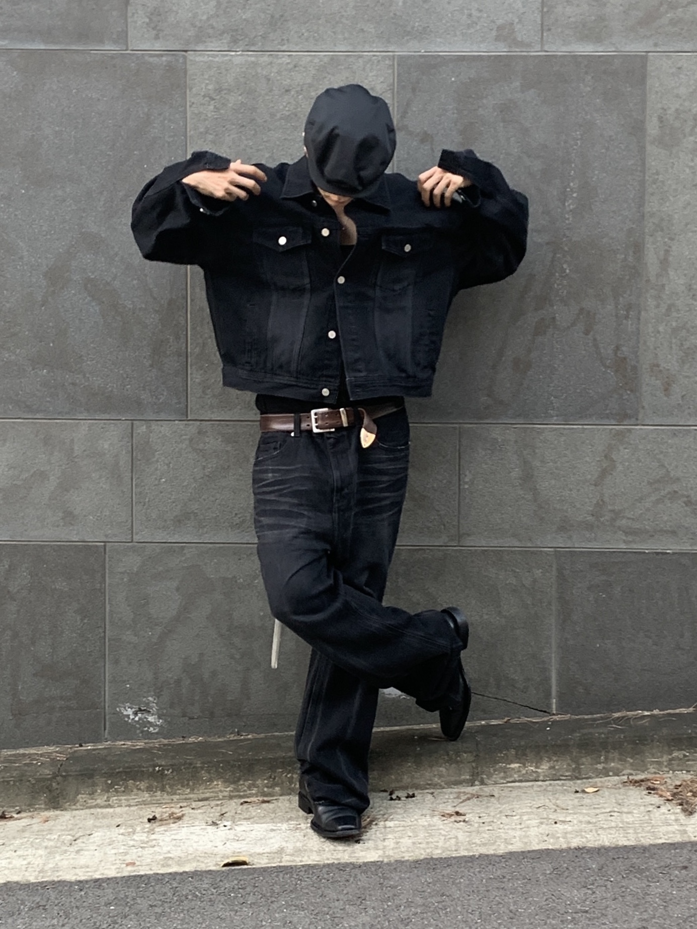 Our Legacy Double Tongue Belt Mahogany, Prada Re-Nylon Hat Black 착용 스타일 - 1