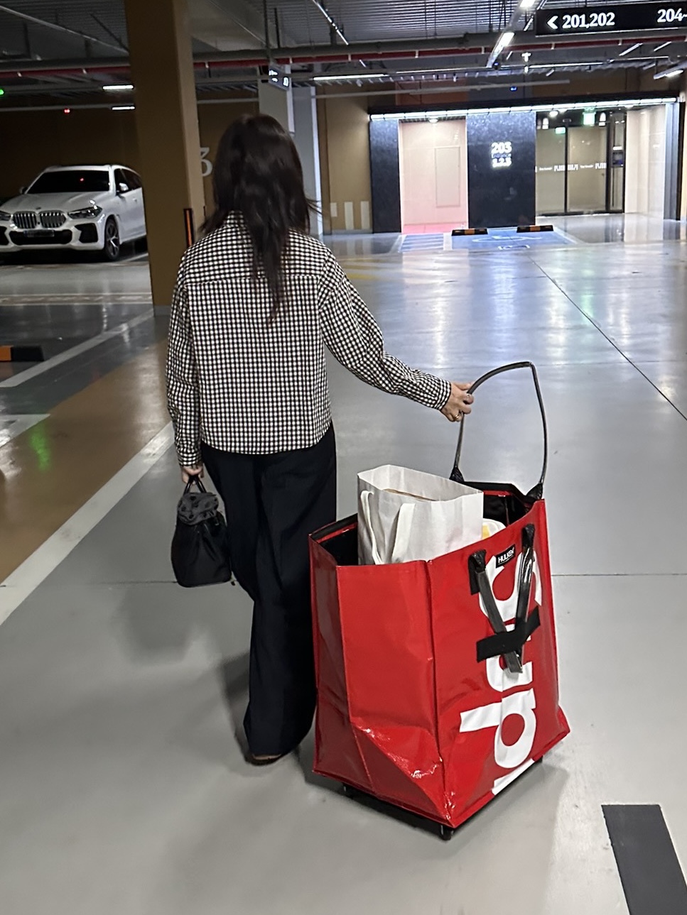 Supreme x Hulken Rolling Tote Bag Red - 24FW, (W) New Balance x Miu Miu 530 Suede Mesh Sneakers Cinnamon 착용 스타일 - 1