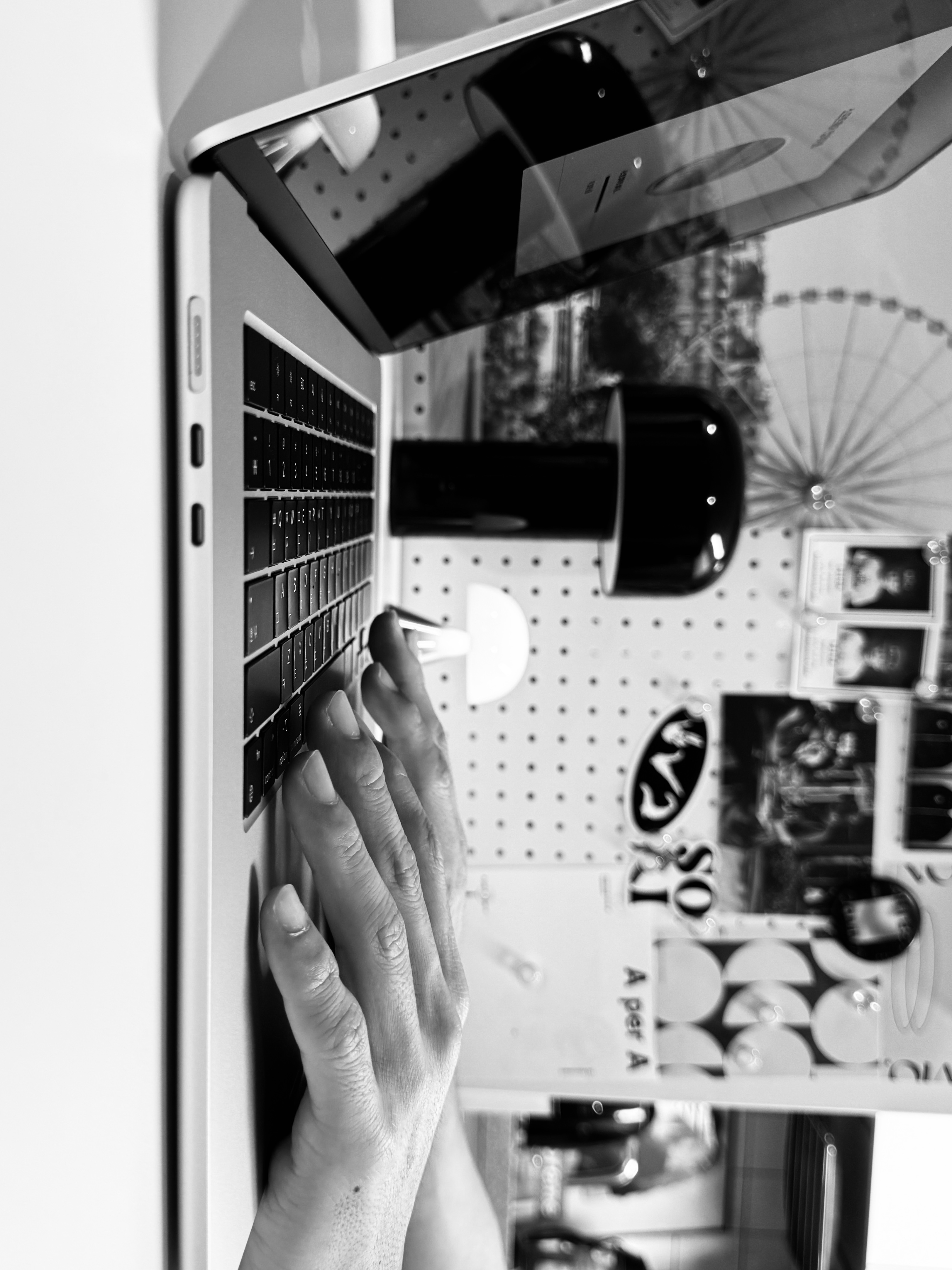 Apple 2024 MacBook Air 15 M3 256GB SSD / 8GB RAM Silver (Korean Ver.) 착용 스타일 - 3