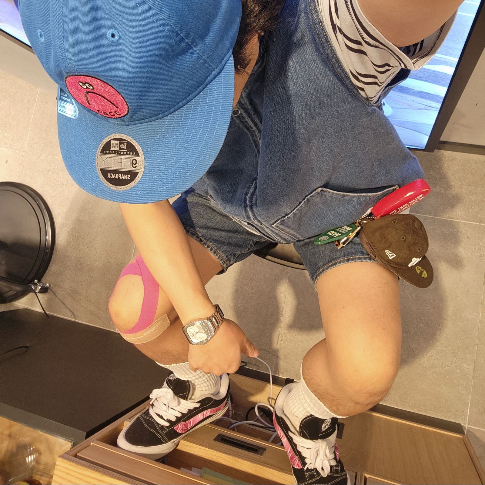 Vans x Peaches. Knu-Skool Black Pink 착용 스타일