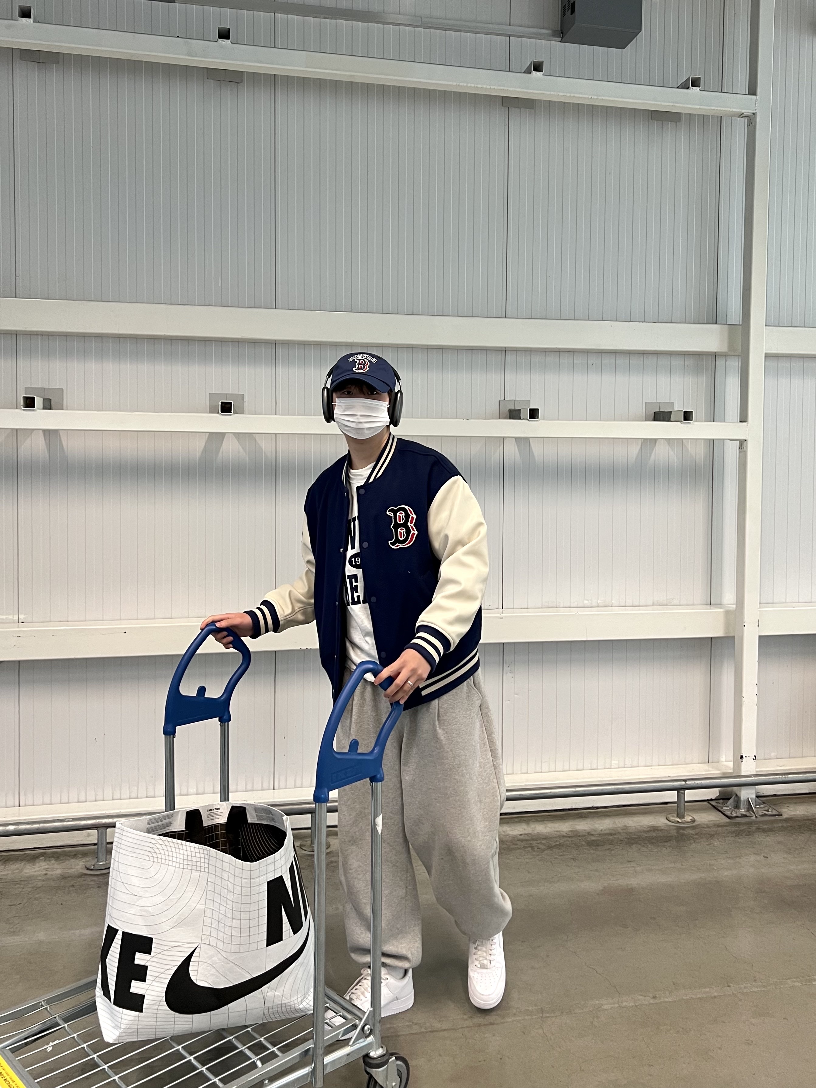 Apple AirPods Max Lightning Space Gray (Korean Ver.), Nike Air Force 1 '07 Low White 착용 스타일 - 1