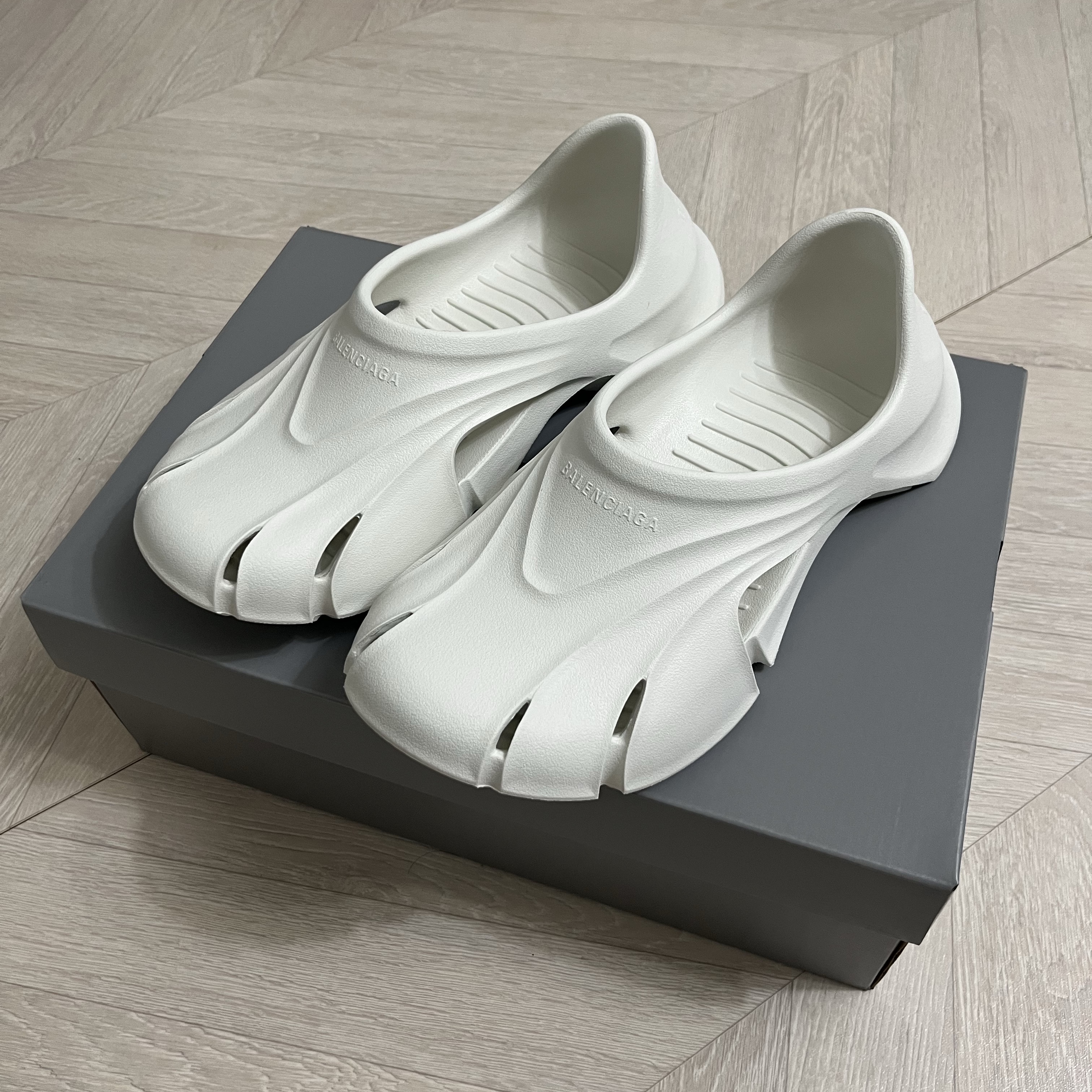 Balenciaga Rubber Mold Closed Beige 착용 스타일