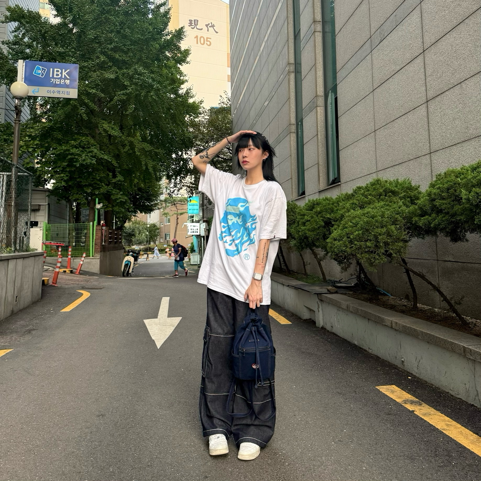 BAPE Flame Ape Head T-Shirt White Blue, True Religion x KIRSH Stitch Point Denim Cargo Pants Blue Denim 착용 스타일 - 2