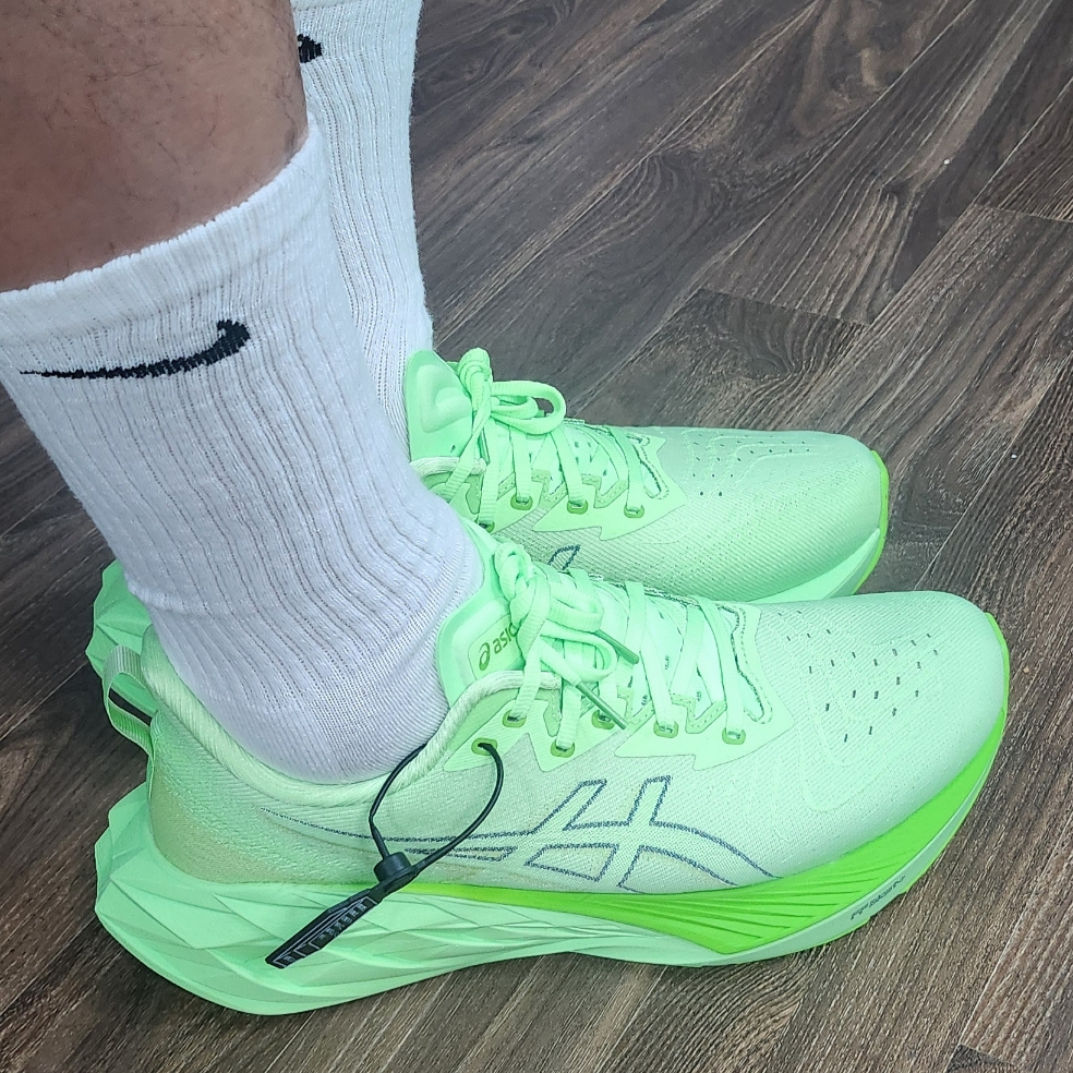Asics Novablast 4 Illuminate Green Lime Burst - 2E Wide 착용 스타일