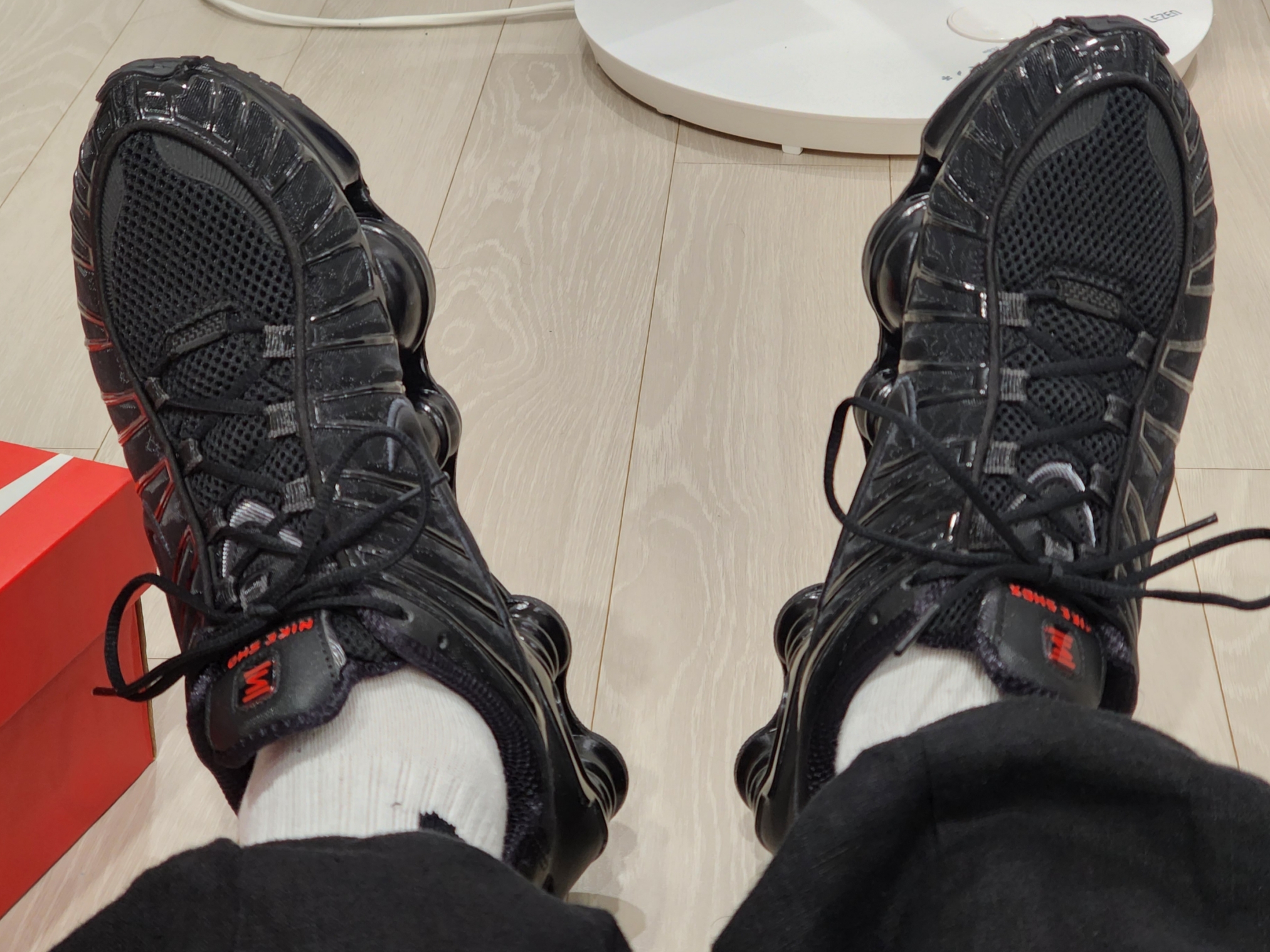 (W) Nike Shox TL Black and Max Orange 착용 스타일 - 1