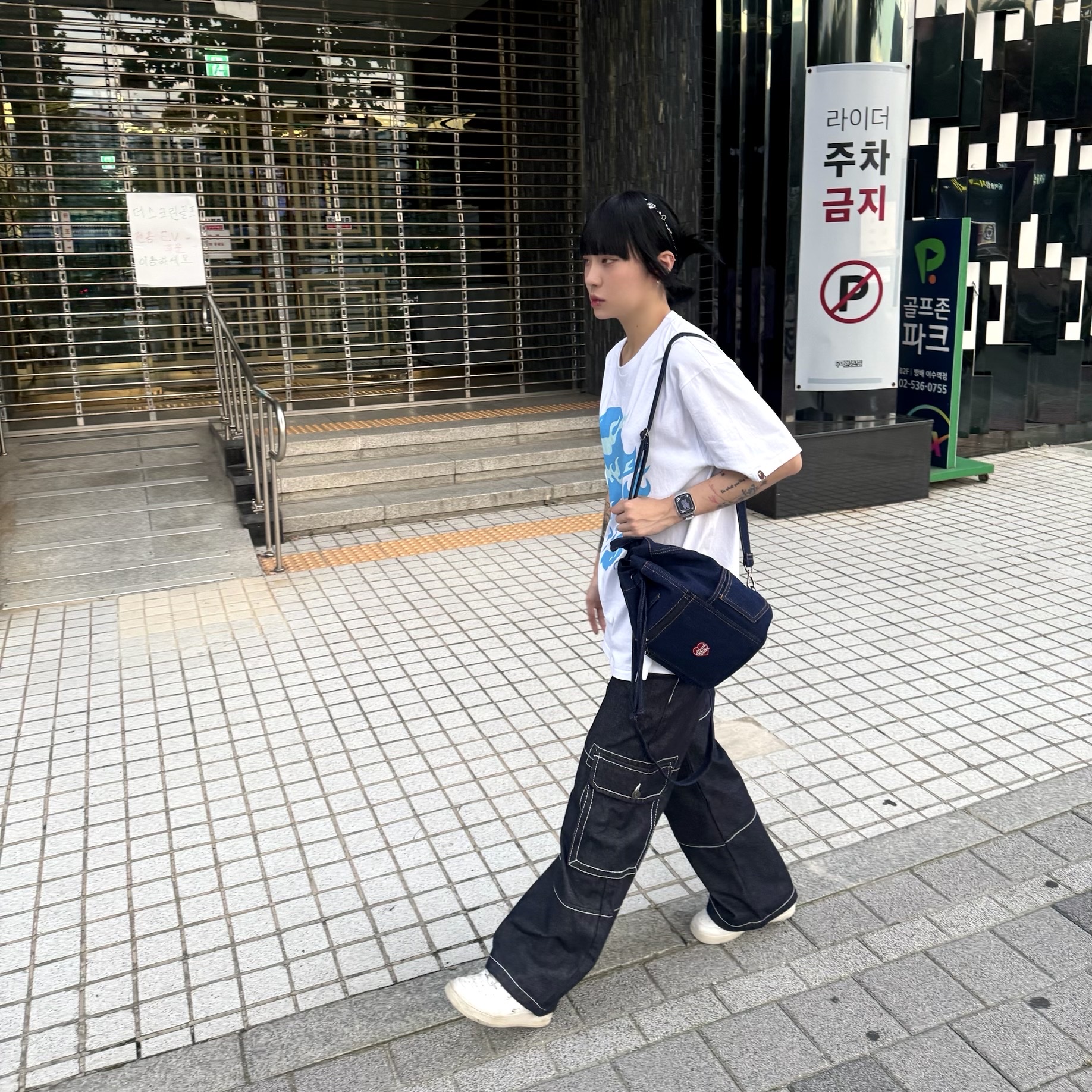 BAPE Flame Ape Head T-Shirt White Blue, True Religion x KIRSH Stitch Point Denim Cargo Pants Blue Denim 착용 스타일 - 3