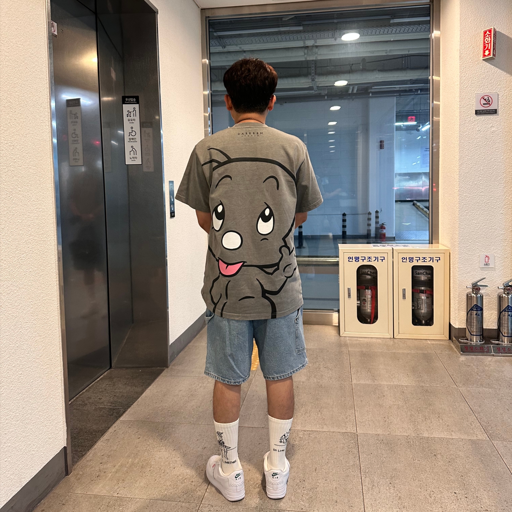 Darkr8m Studio x Dooly Dooly T-Shirt Over Washed Grey, Nike Air Force 1 '07 LV8 White Medium Soft Pink 착용 스타일