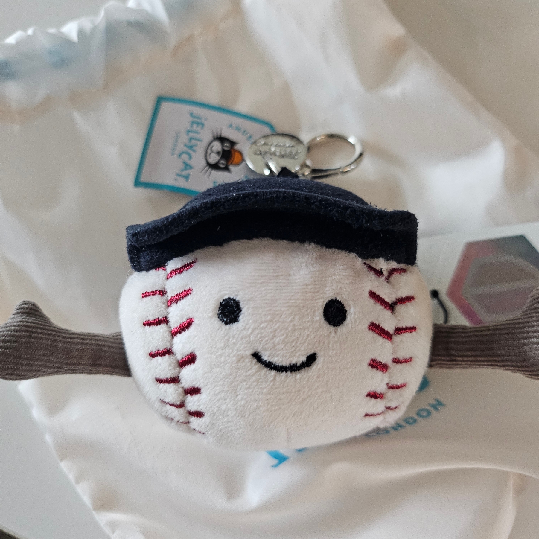 Jellycat Amuseable Sports Baseball Bag Charm White 착용 스타일