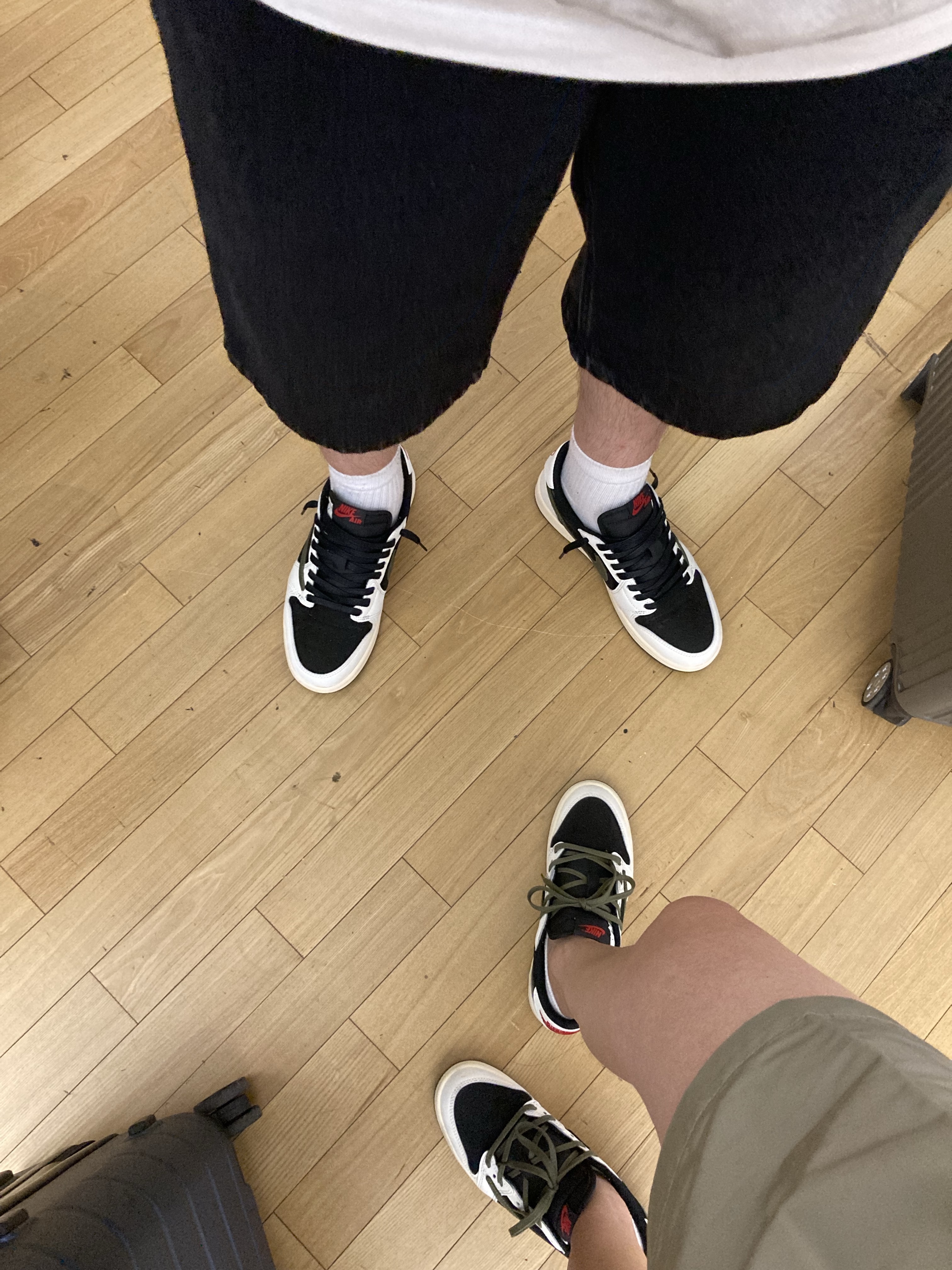 (PS) Jordan 1 x Travis Scott Retro Low OG SP Medium Olive, (W) Jordan 1 x Travis Scott Retro Low OG SP Medium Olive 착용 스타일 - 1