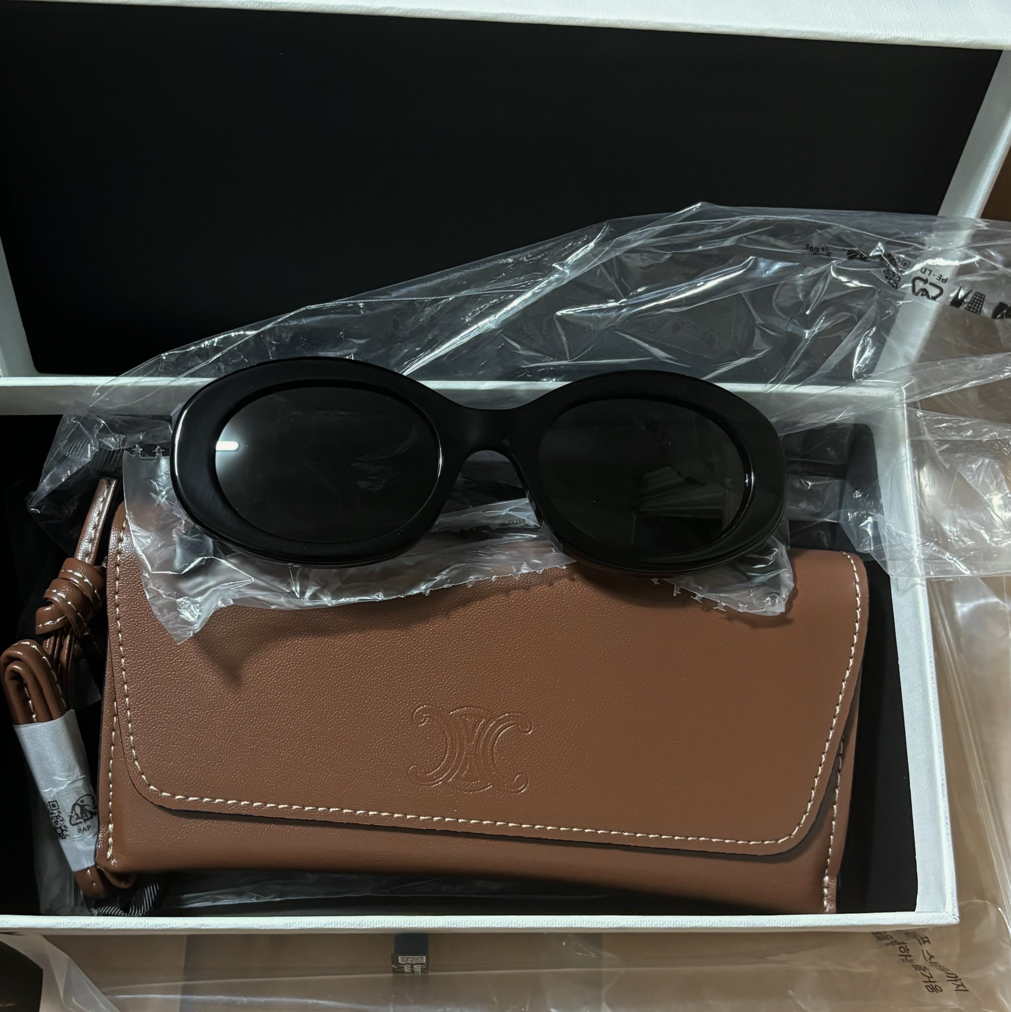 (W) Celine Triomphe 01 Sunglasses in Acetate Black 착용 스타일