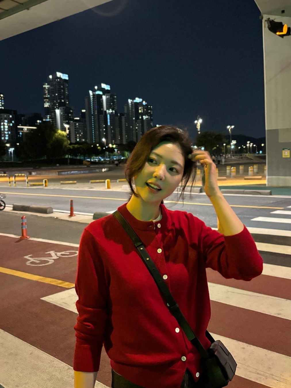 Siyazu SIKN2126 Merino Wool Minimal Cardigan Red 착용 스타일 - 2