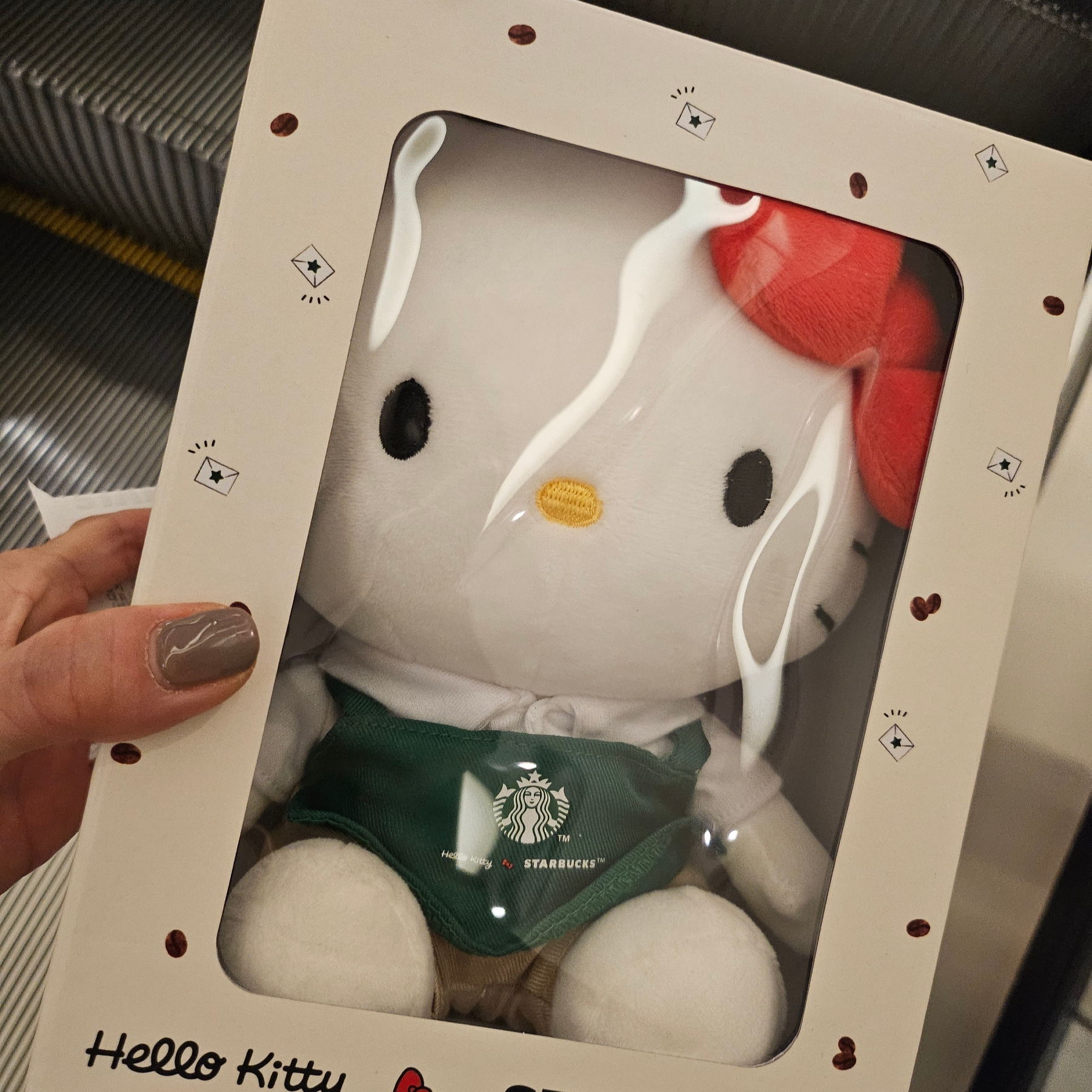 Starbucks x Hello Kitty Barista Doll White 착용 스타일