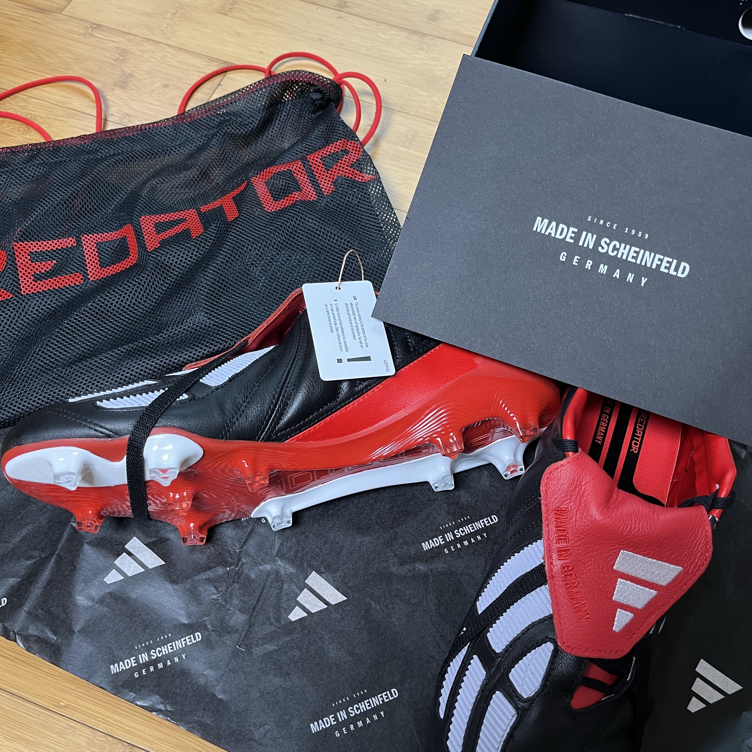 Adidas Predator Mania Black Vivid Red 착용 스타일 - 2