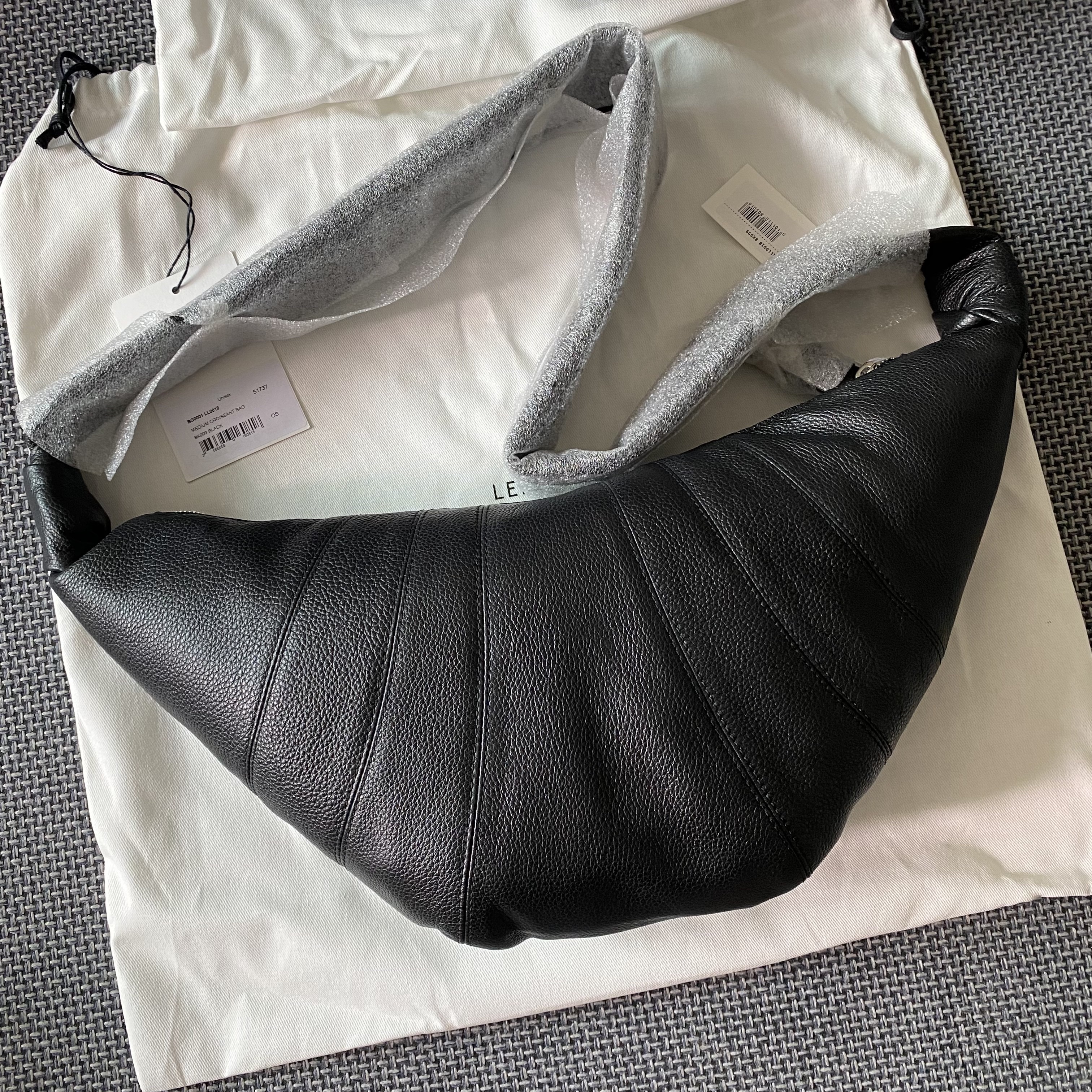 Lemaire Medium Croissant Bag Soft Grained Leather BLACK 착용 스타일