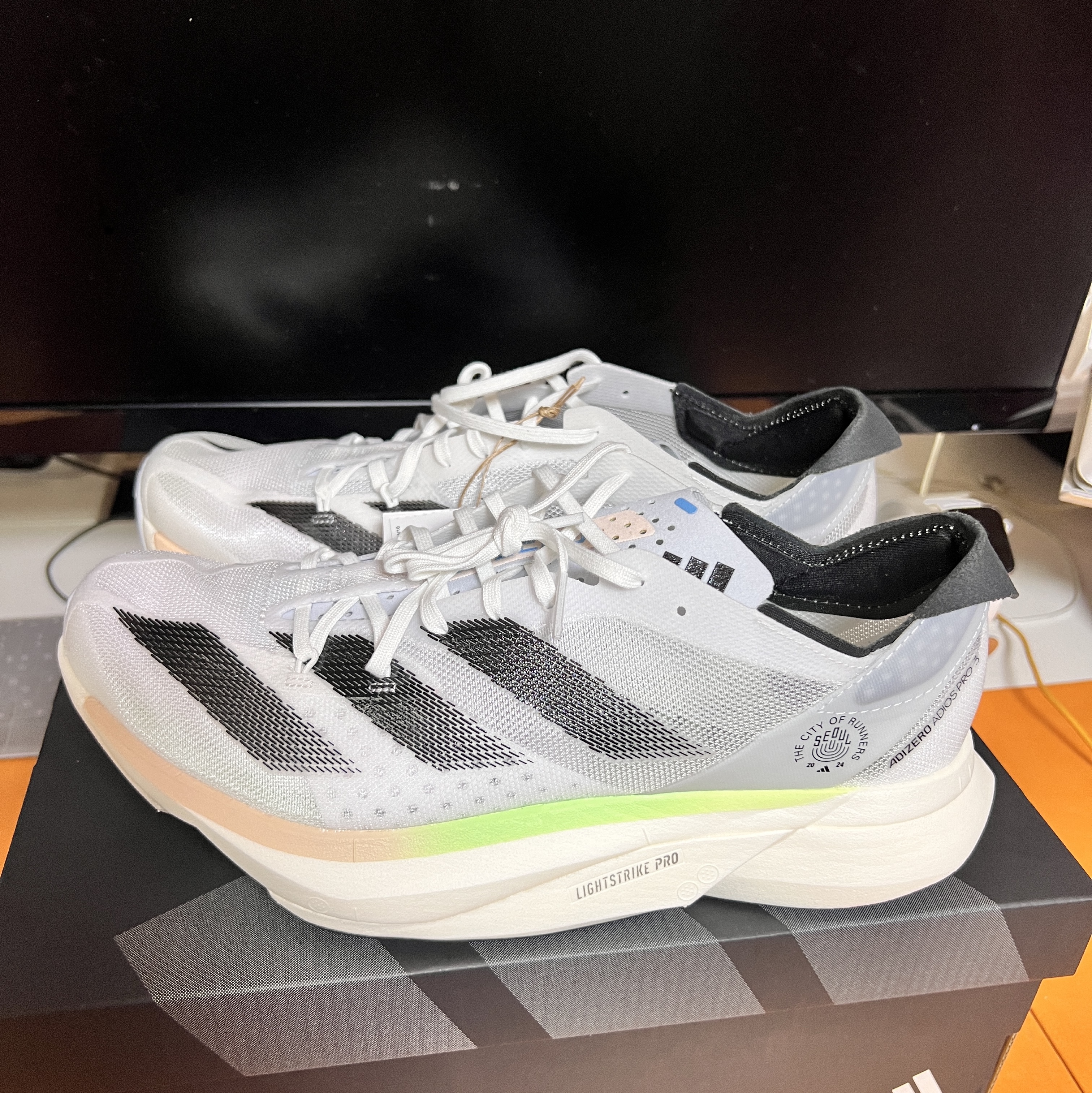 Adidas Adizero Adios Pro 3 Cloud White Core Black 착용 스타일